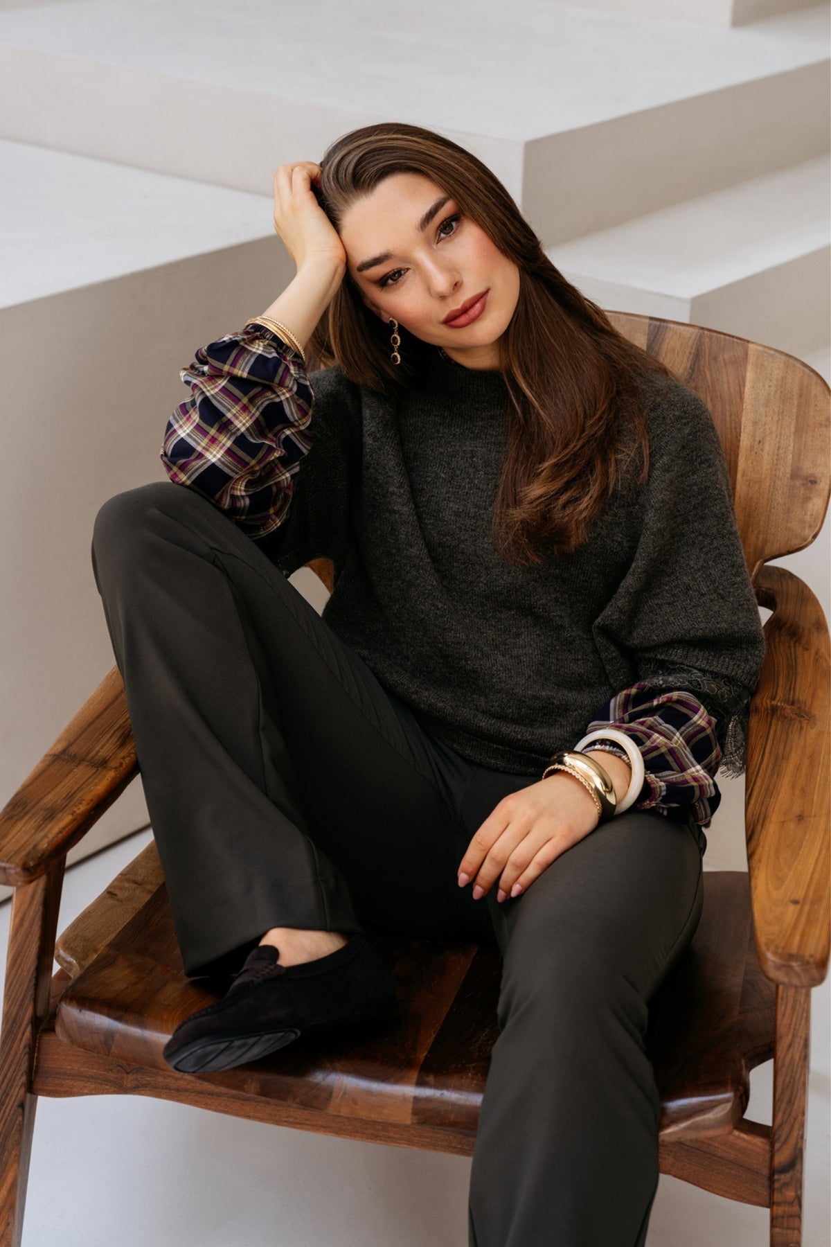 Donkere kaki Heavy Travel Broek Patrice van &Co woman, comfortabele pasvorm en stevige stof, getoond in de afbeelding.