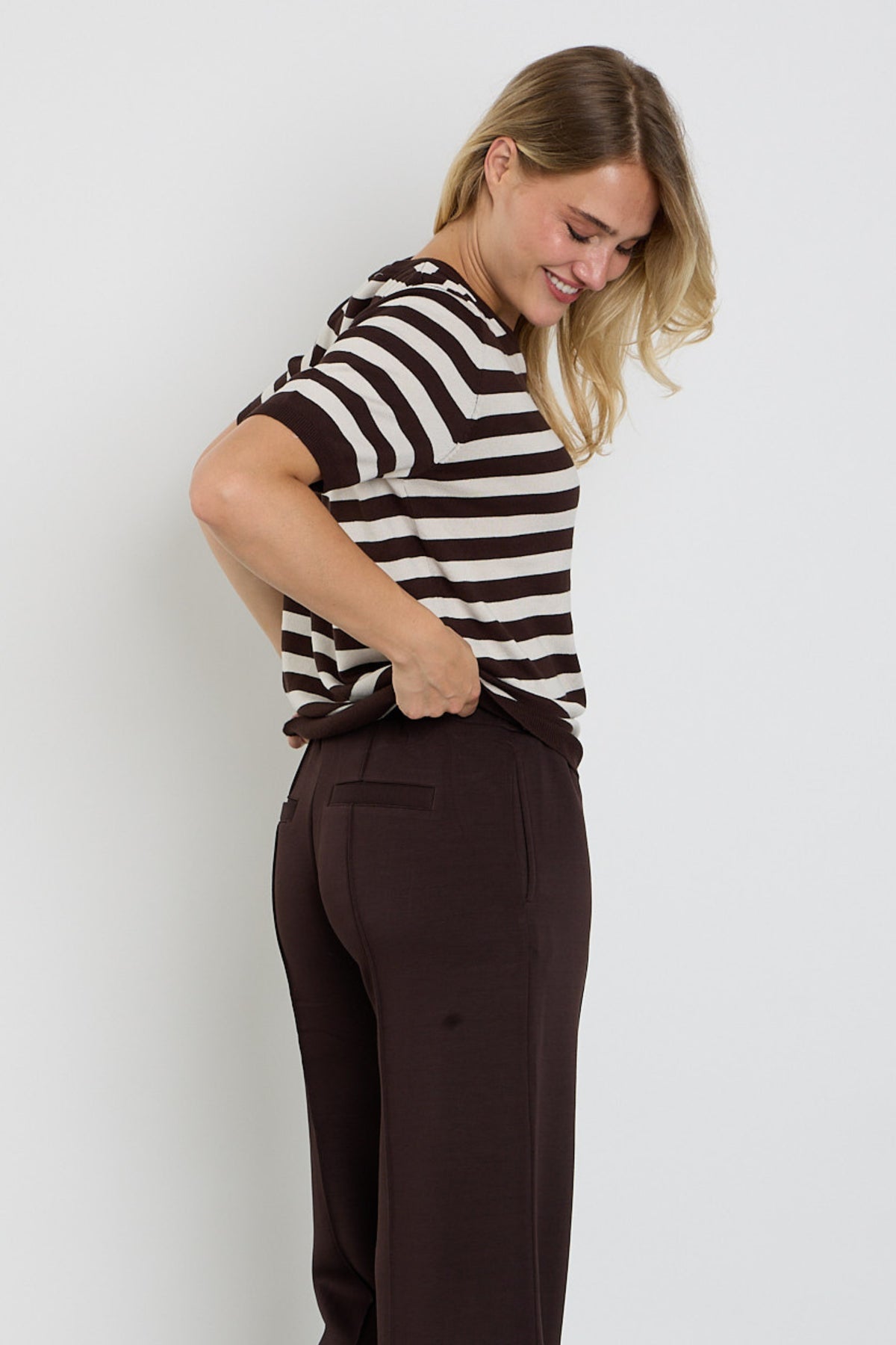 Freequent Fqjoel gestreepte molen trui met maanpatroon, zachte knitwear voor dames, close-up van de gebreide stof en strepen
