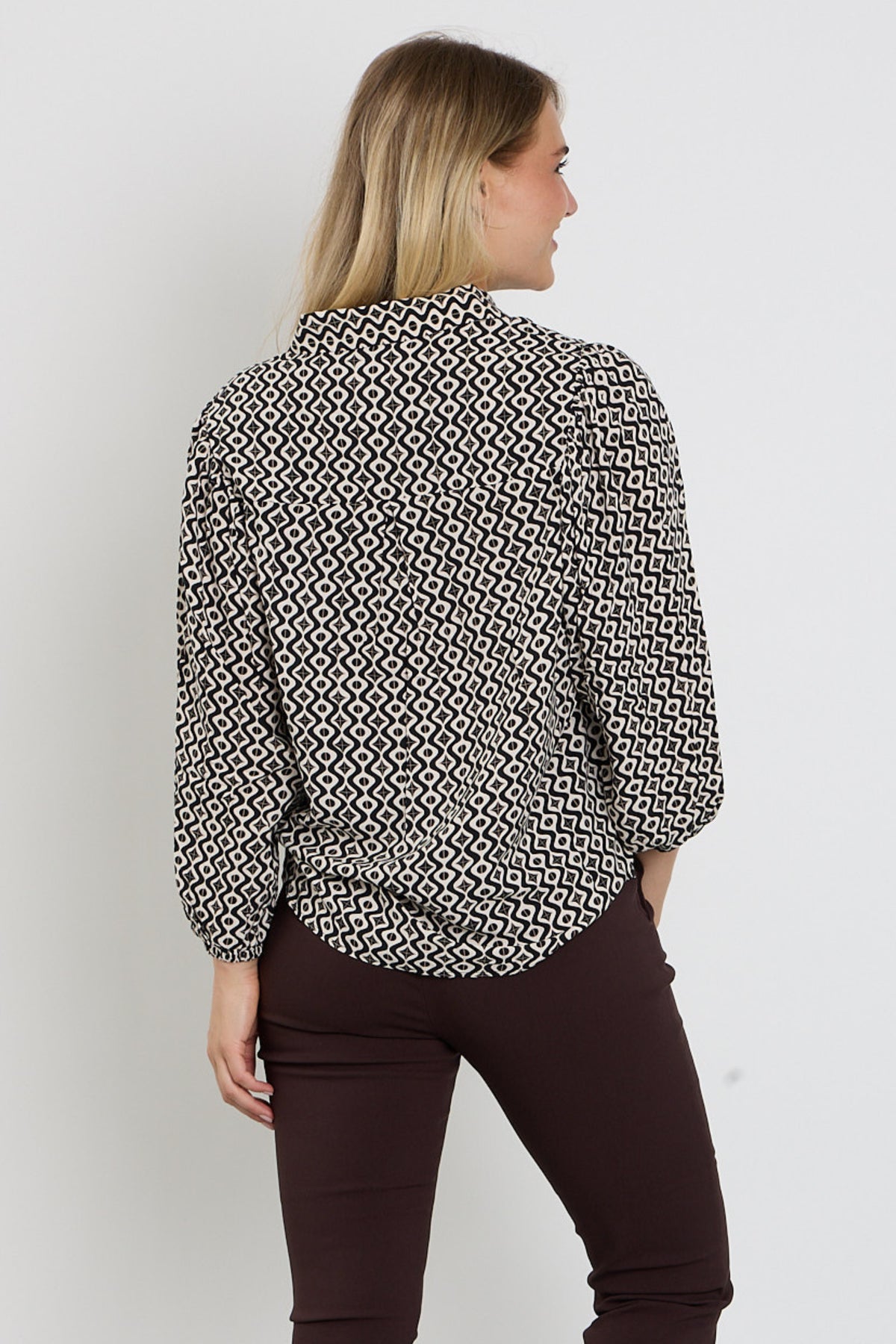 Zwarte blouse Fqadney Moonbeam van Freequent, getailleerd met lange mouwen en subtiele details, voor een elegante uitstraling