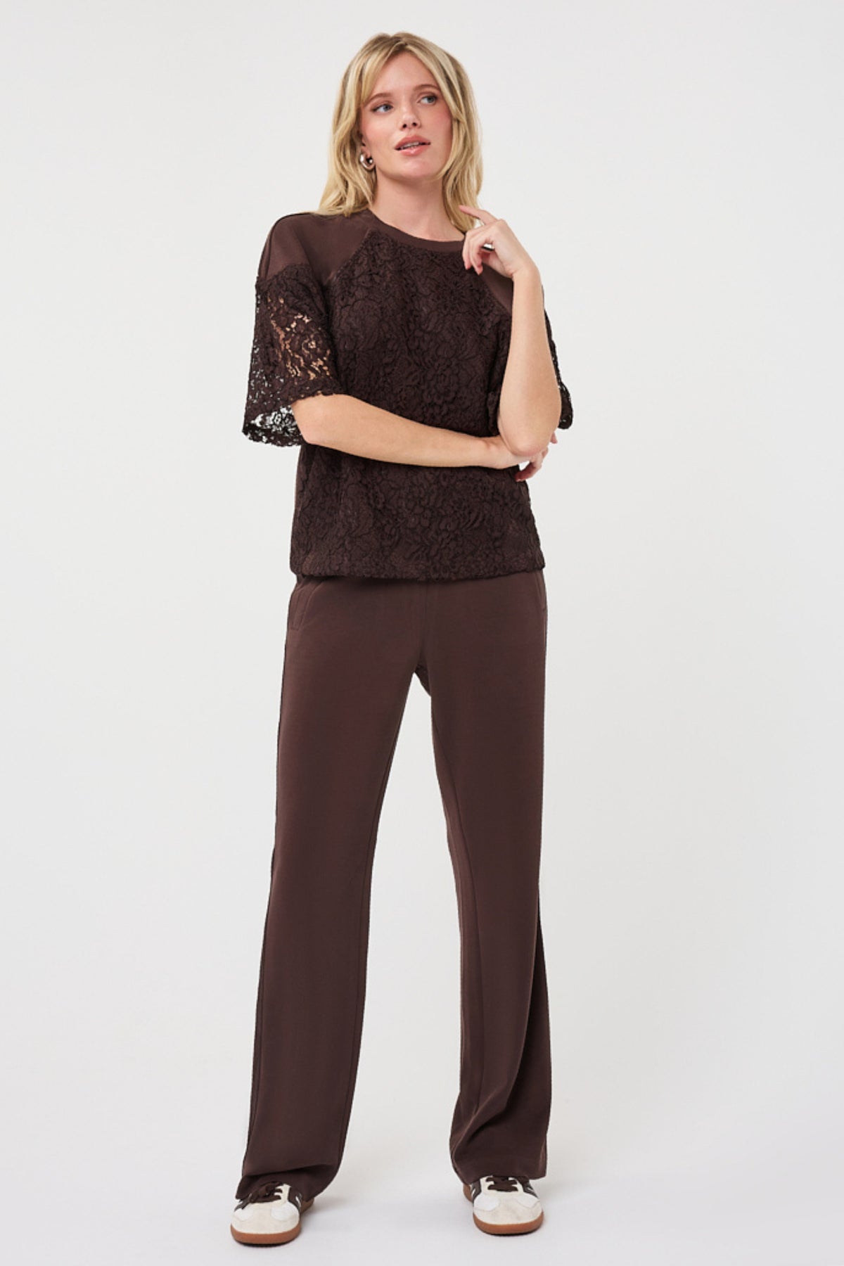Lichtbruine modal lace sweater van EsQualo met fijne details en comfortabele pasvorm, geschikt voor casual draagstijl.
