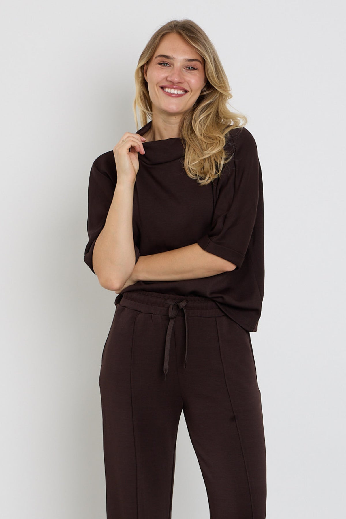 Vrijetijd blouse Fqlucinda Mole van Freequent met ronde hals en lange mouwen, getoond in een lichte kleur.