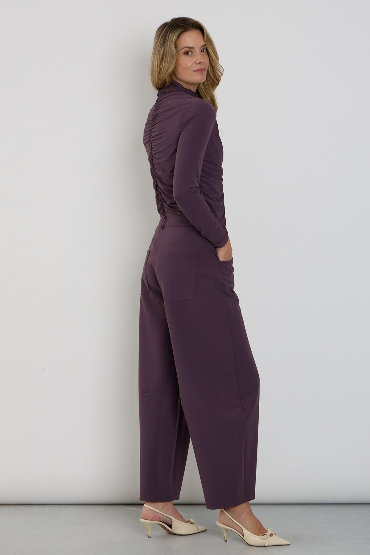 Bonded Travel Balloon Broek in plumkleur van Mi Piace, comfortabele en stijlvolle damesbroek met elastische taille.