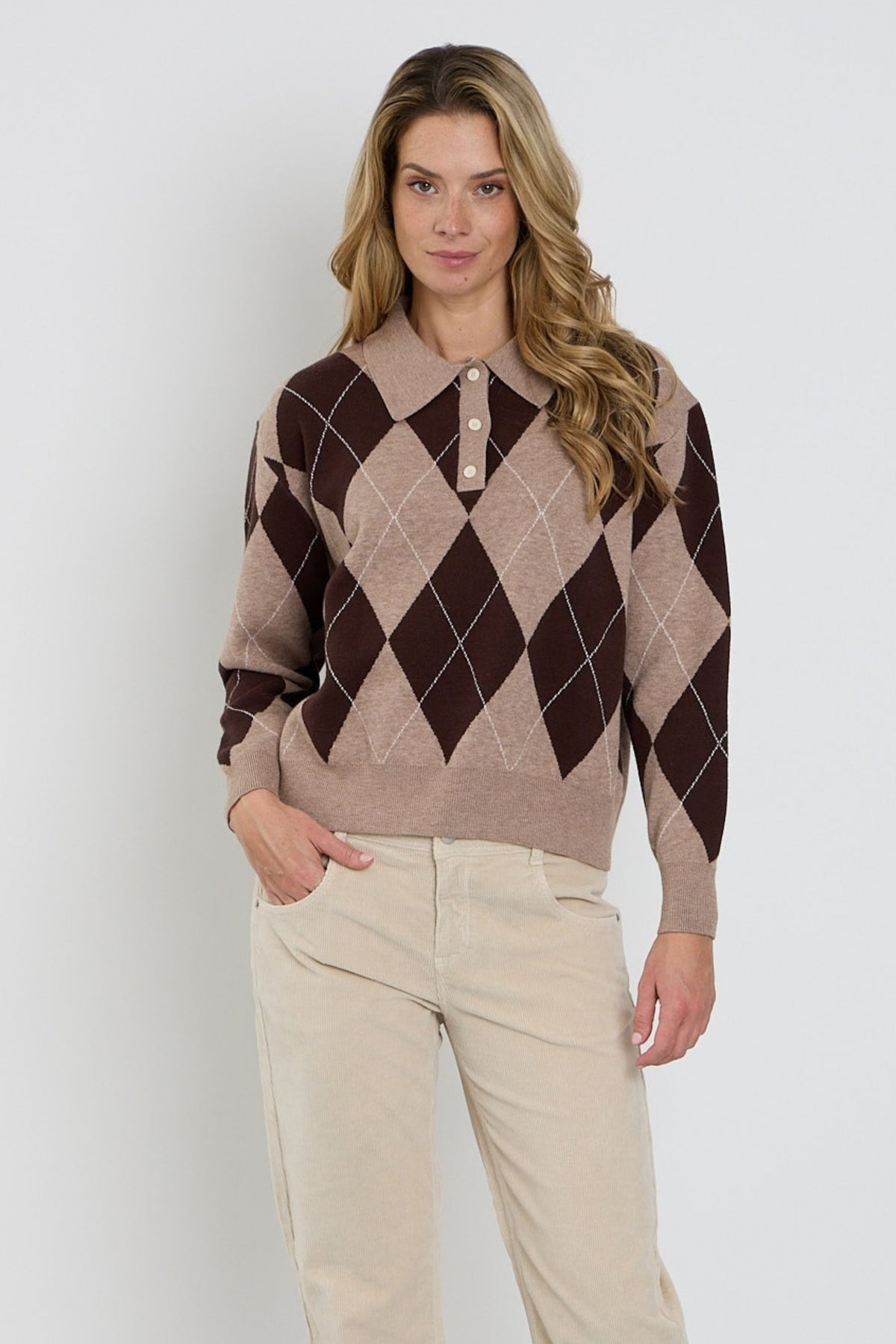 Mi Piace Argyle espresso trui met gerstekorrelpatroon en ronde hals, zachte en stijlvolle damestrui.