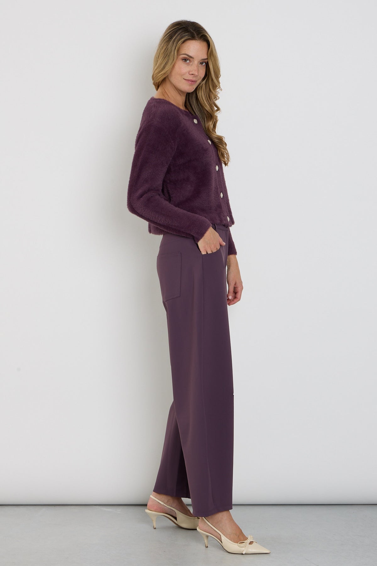 Zwarte bonded travel balloon broek van Mi Piace met plompen kleur, comfortabele pasvorm en elastische taille.