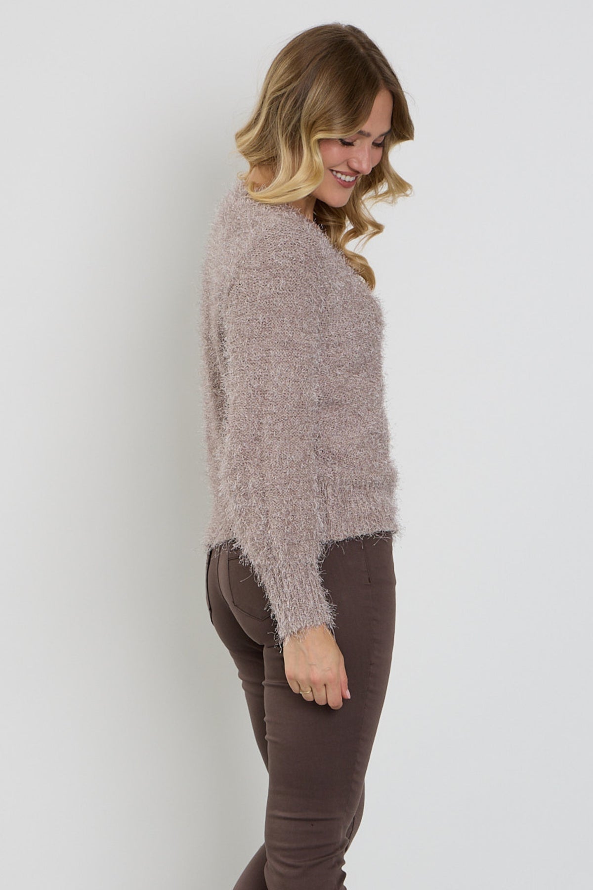 Taupe fluffy V-hals vest van Enjoy, zachte en comfortabele damesvest met losvallende pasvorm en knusse uitstraling.