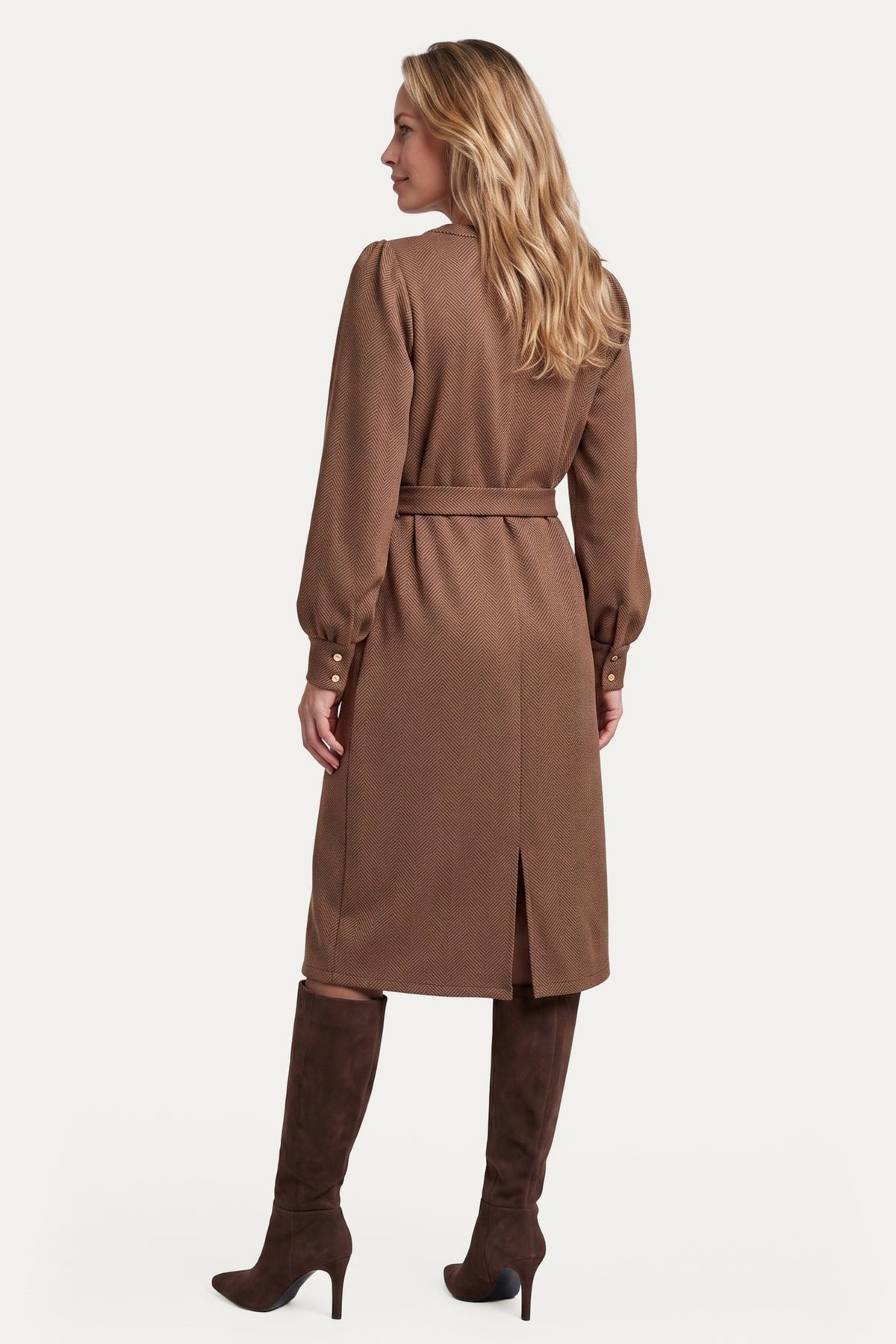 G-maxx Maple Cappuccino jurk met A-lijn snit en korte mouwen, in een warme cappuccino kleur, geschikt voor casual en elegante gelegenheden.