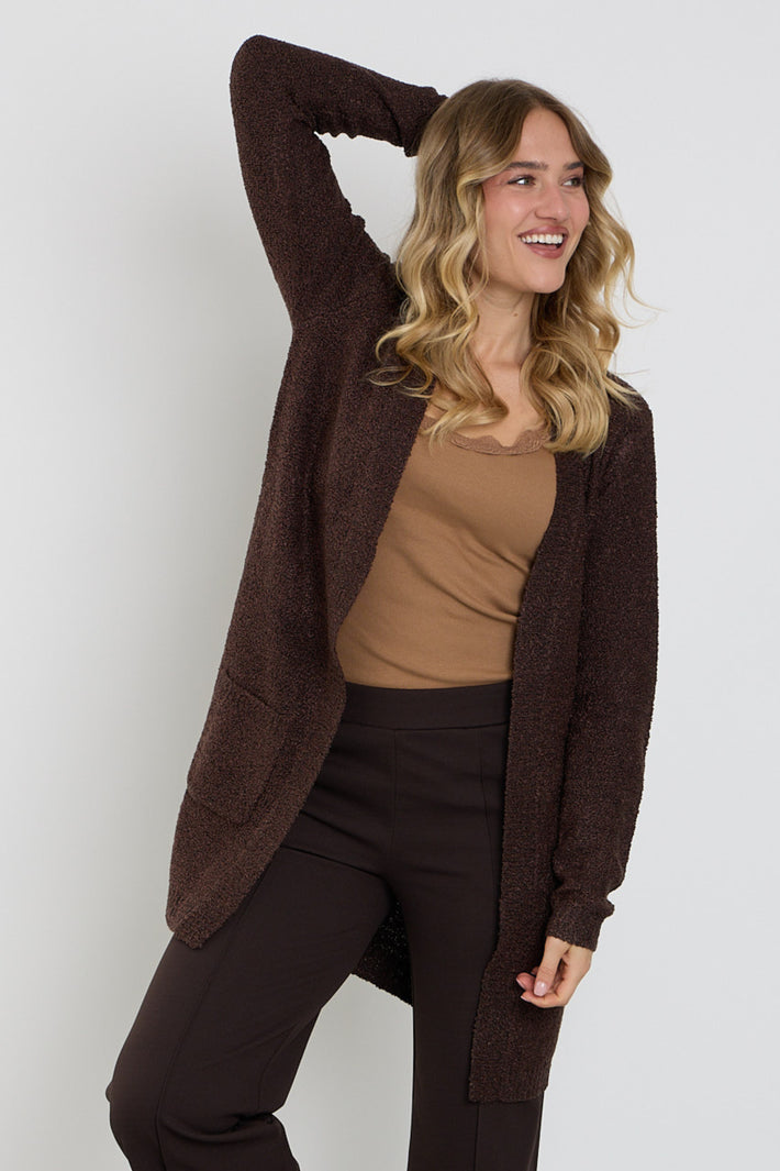 Bruine boucle vest van Enjoy met knopen en lange mouwen, close-up van de textuur en details.