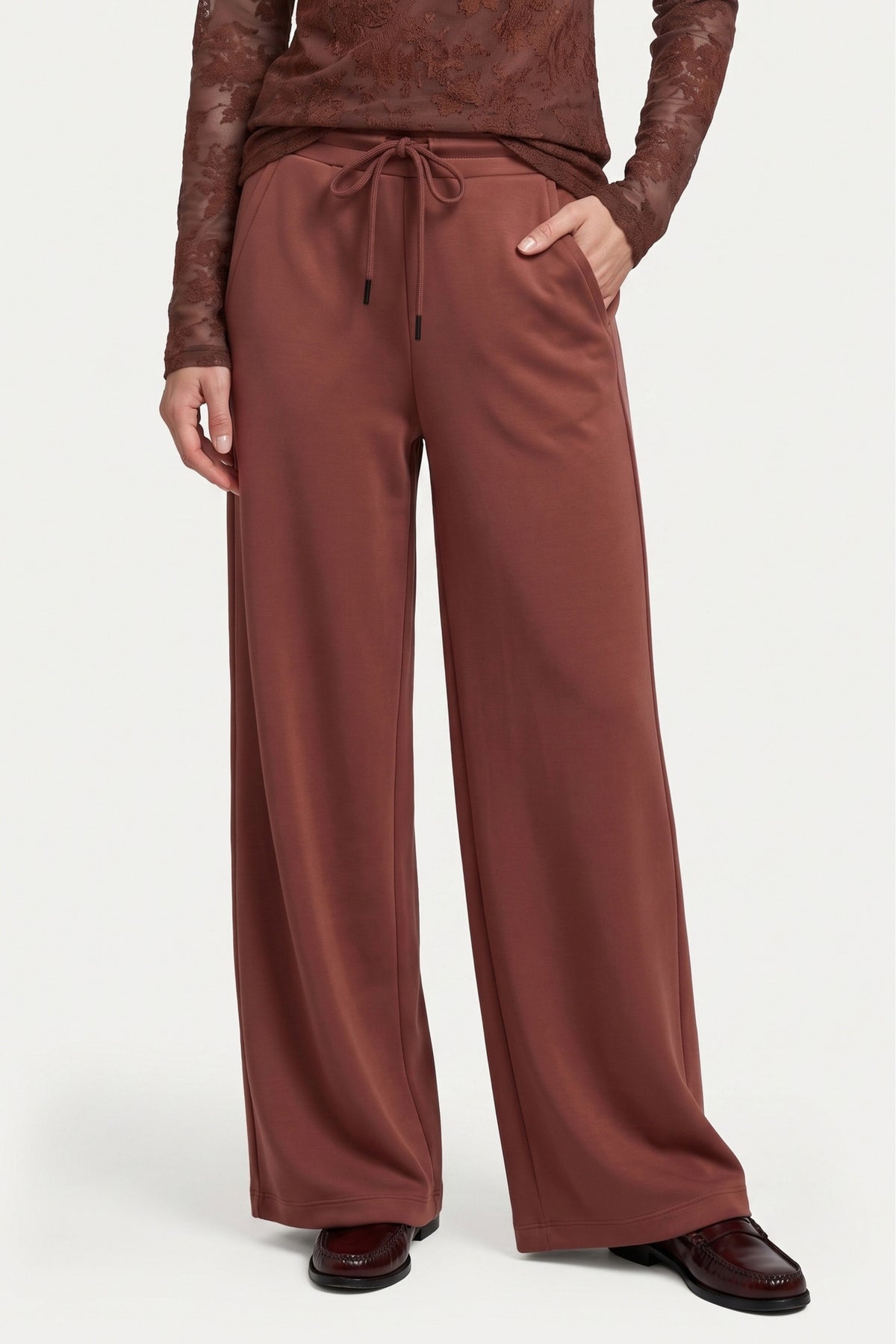 G-maxx Opaline Cappuccino broek met rechte snit en comfortabel katoen, zichtbaar op de afbeelding.