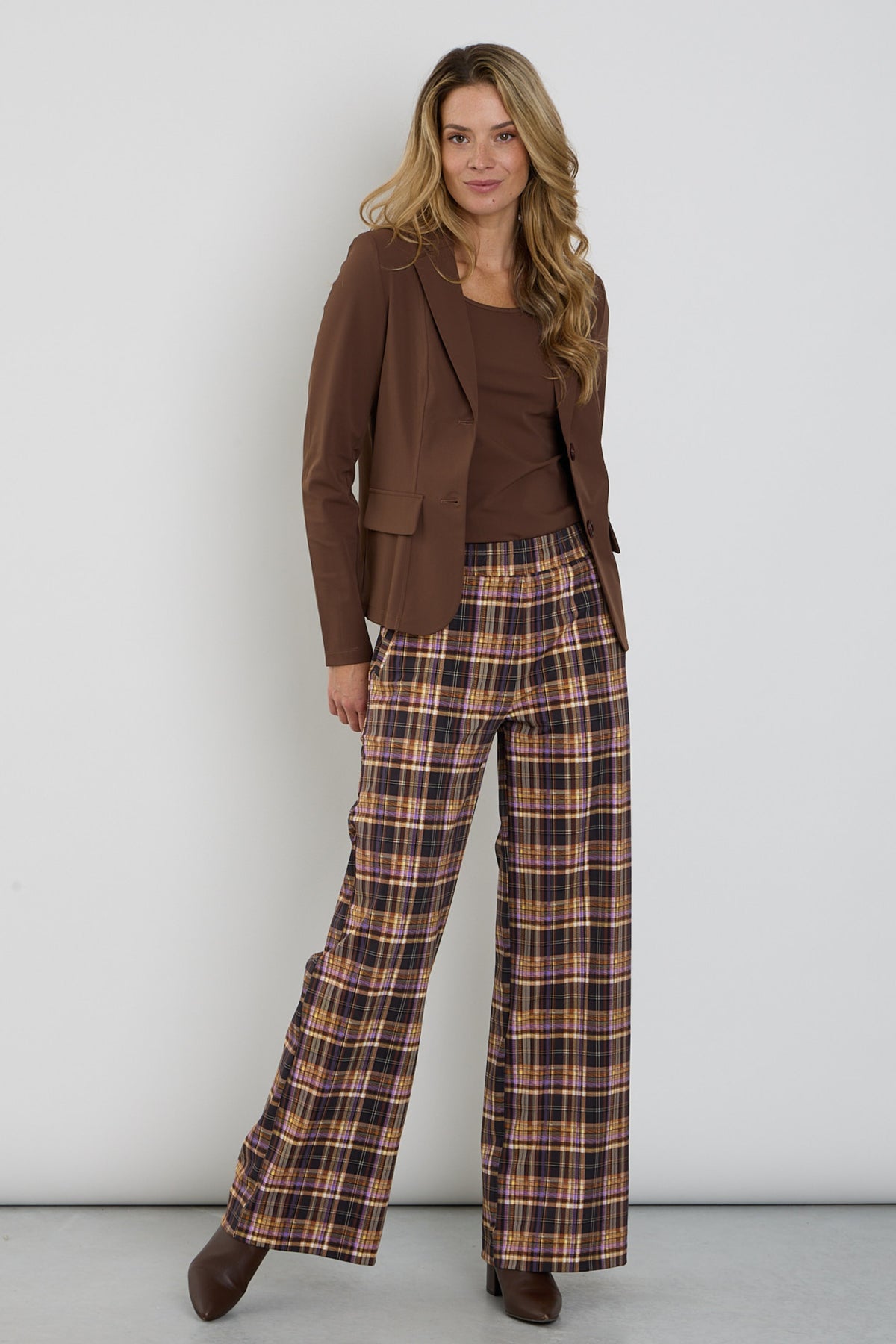 Mi Piace zware reisbroek met controleprint in paars voor winter, comfortabel en stijlvol met warm materiaal.