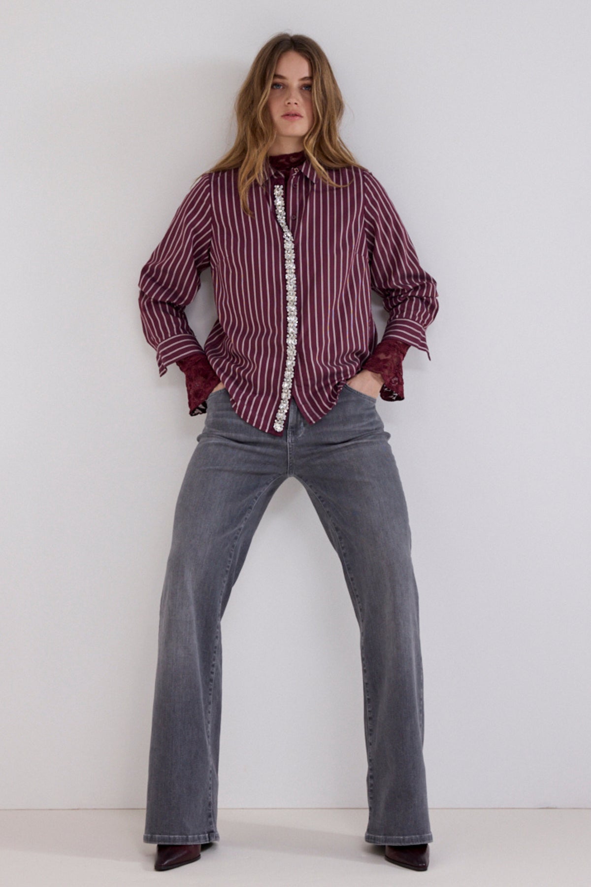 Lichte blouse met strepen, strass details en knoopsluiting, van Tramontana in een pomegranate kleur.