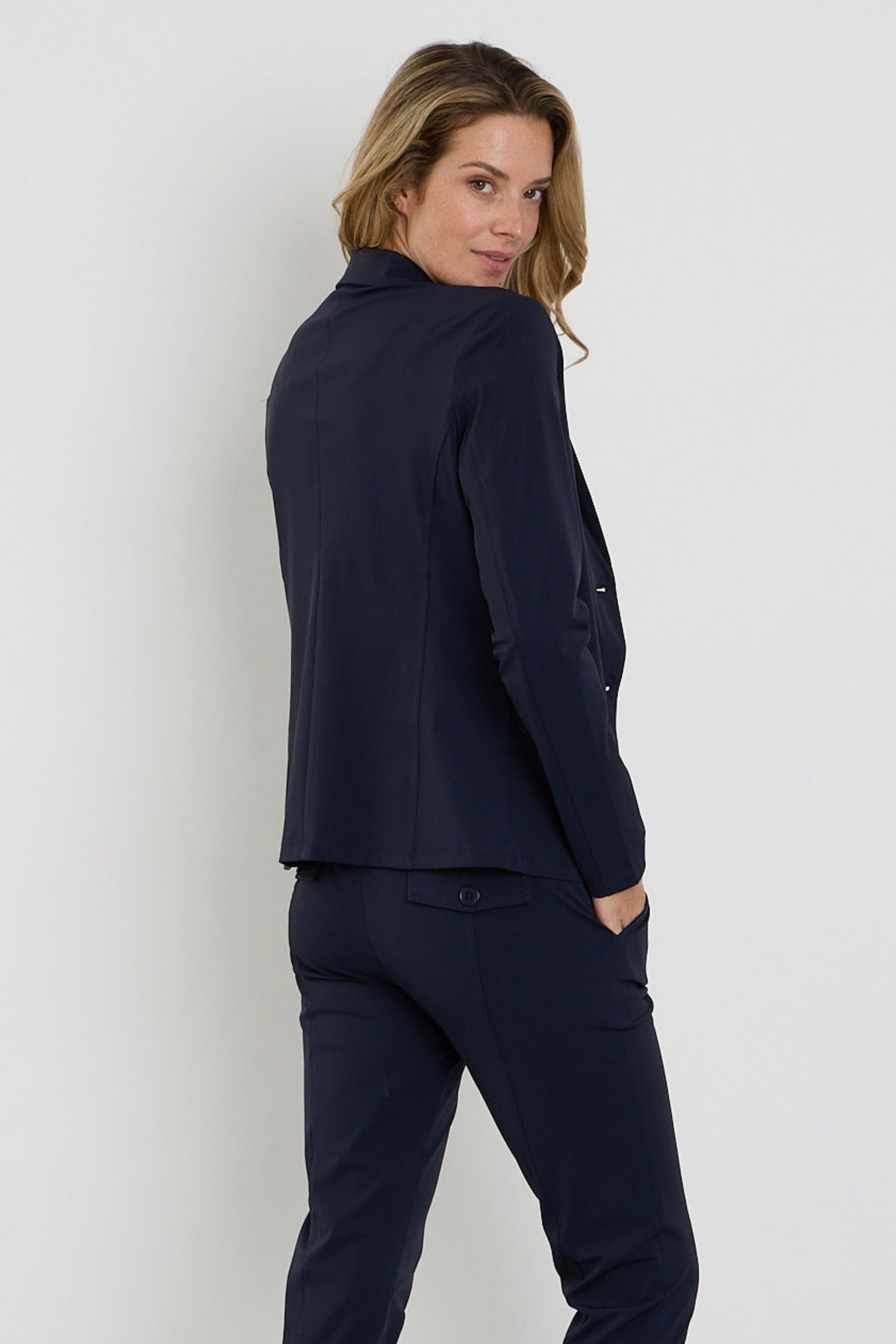 Navy bonded travel blazer van Mi Piace, getailleerd en stijlvol, zichtbaar op de afbeelding met knopen en zakken.