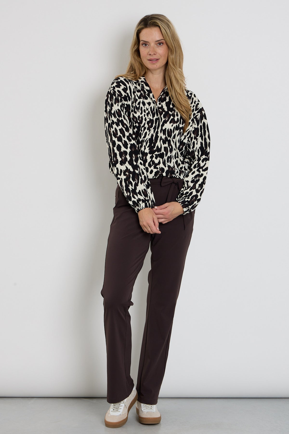Zoso Travel blouse Daphne in zwart espresso, elegante damesblouse met comfortabele pasvorm en stijlvolle uitstraling.