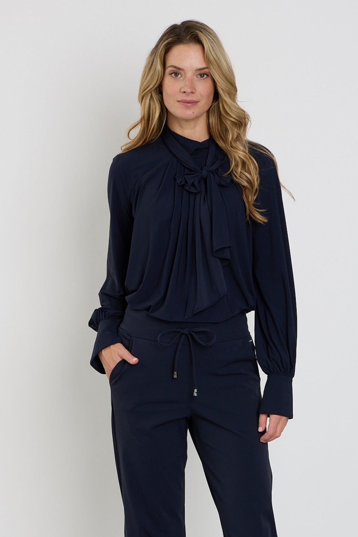 Mi Piace reiskleding blouse met strik in marineblauw, stijlvolle en comfortabele travel blouse voor dames.
