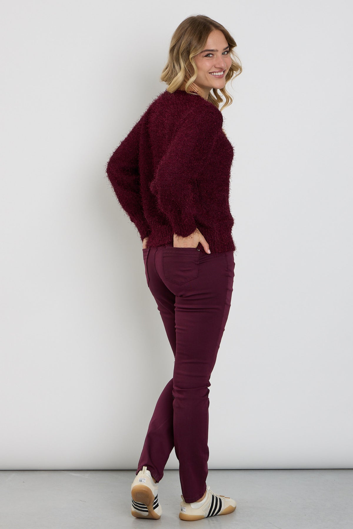 Ontspannen zwarte 5-pocket broek van Enjoy, model Port 927049 met vijf zakken en comfortabele pasvorm.