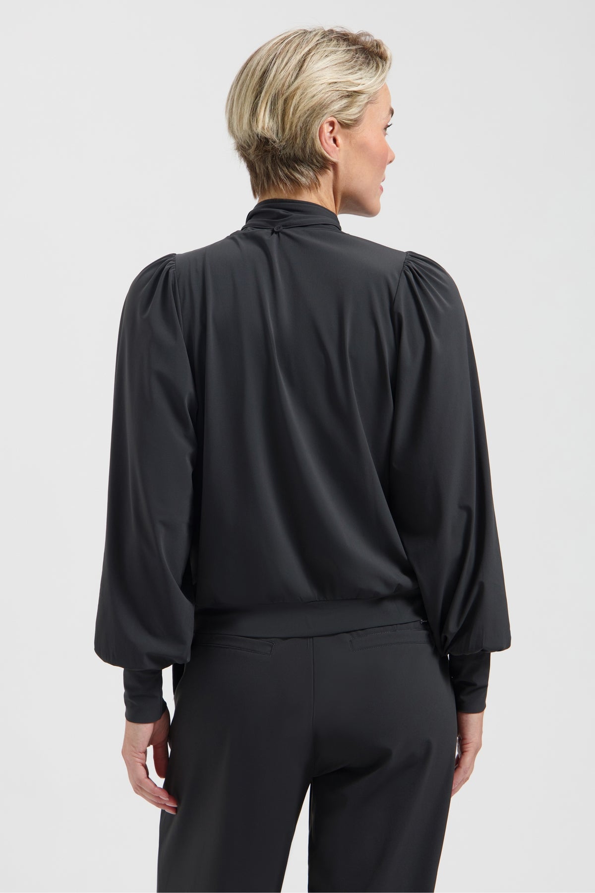 Lady Day Travel Broek Elliot Smokey L14.475.3601, slanke pasvorm en comfortabele stof, zichtbaar in de afbeelding.