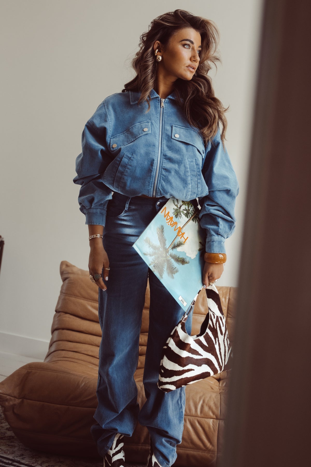 Lichte blauwe broek van Studio Amaya uit de Good Mood collectie, getoond op een model.