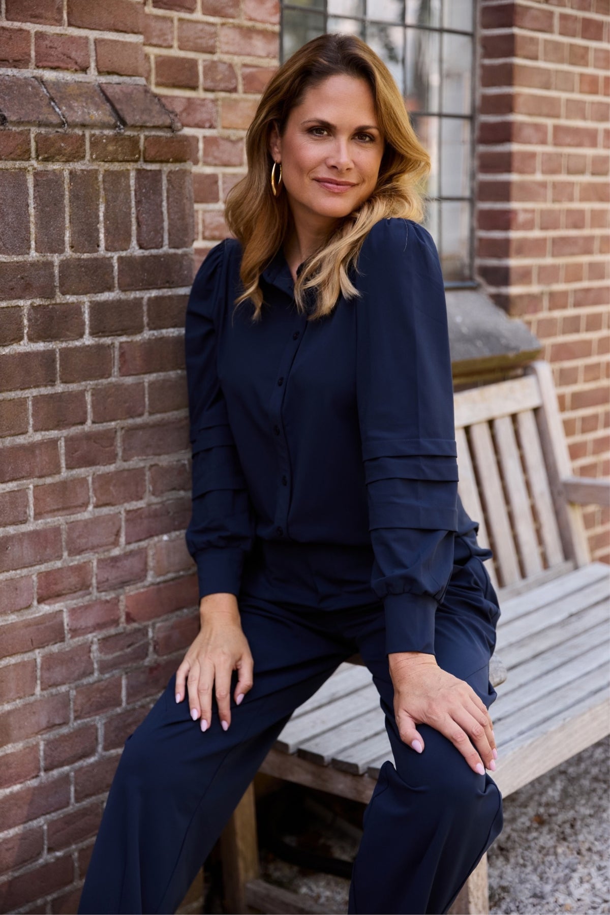 Zoso Travel Blouse Charmaine Navy, korte mouwen en losvallend ontwerp, getoond in de afbeelding.