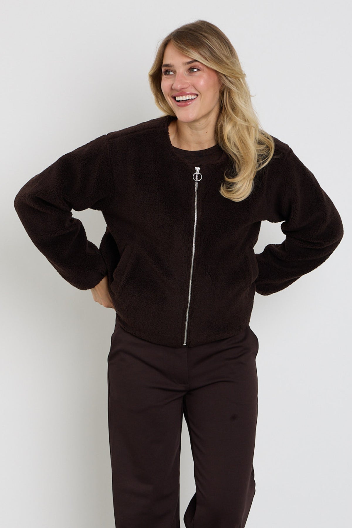 Damesjacket Freequent Fqteddy Mole 211816 in bruin met zachte teddy stof en ritssluiting, geschikt voor koude dagen