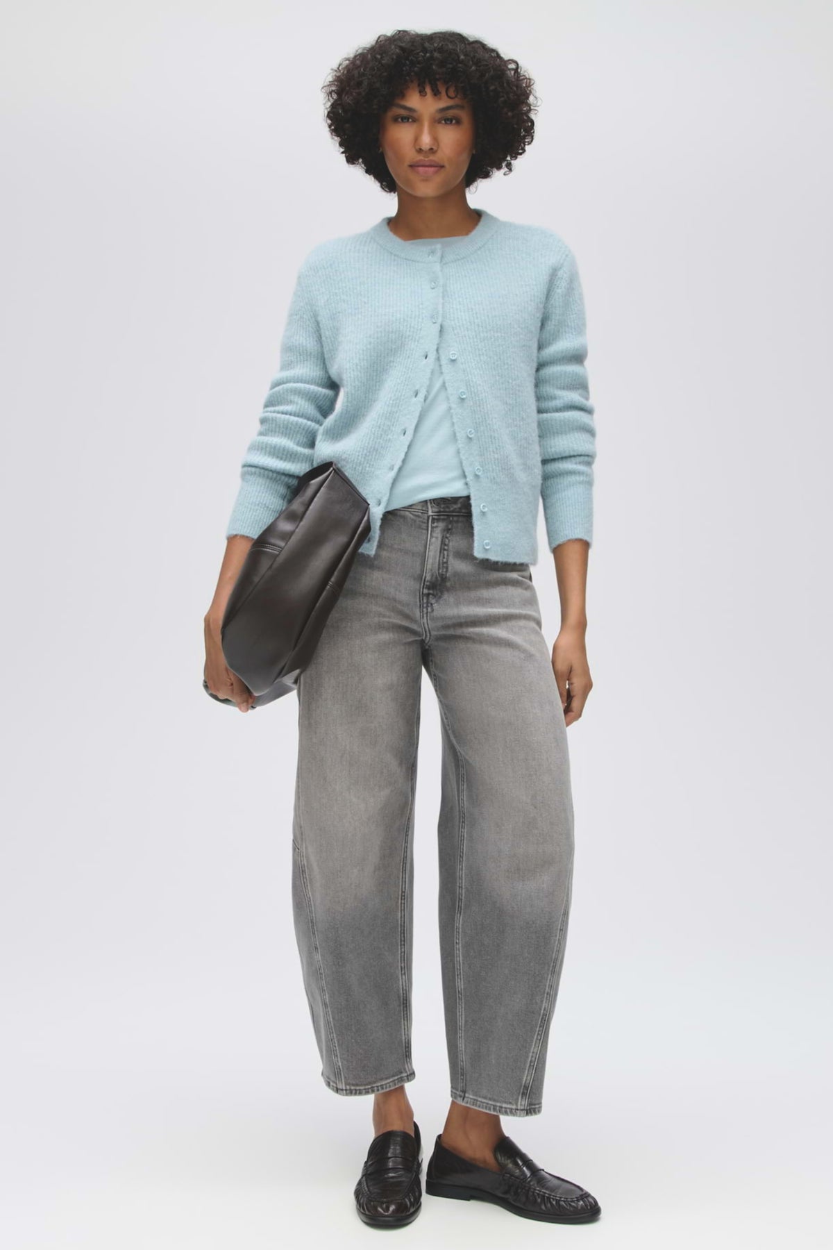 Dreni Dusty Aqua vest van Opus, zachte katoenen stof met ronde hals en mouwloze pasvorm, gedragen door een model.