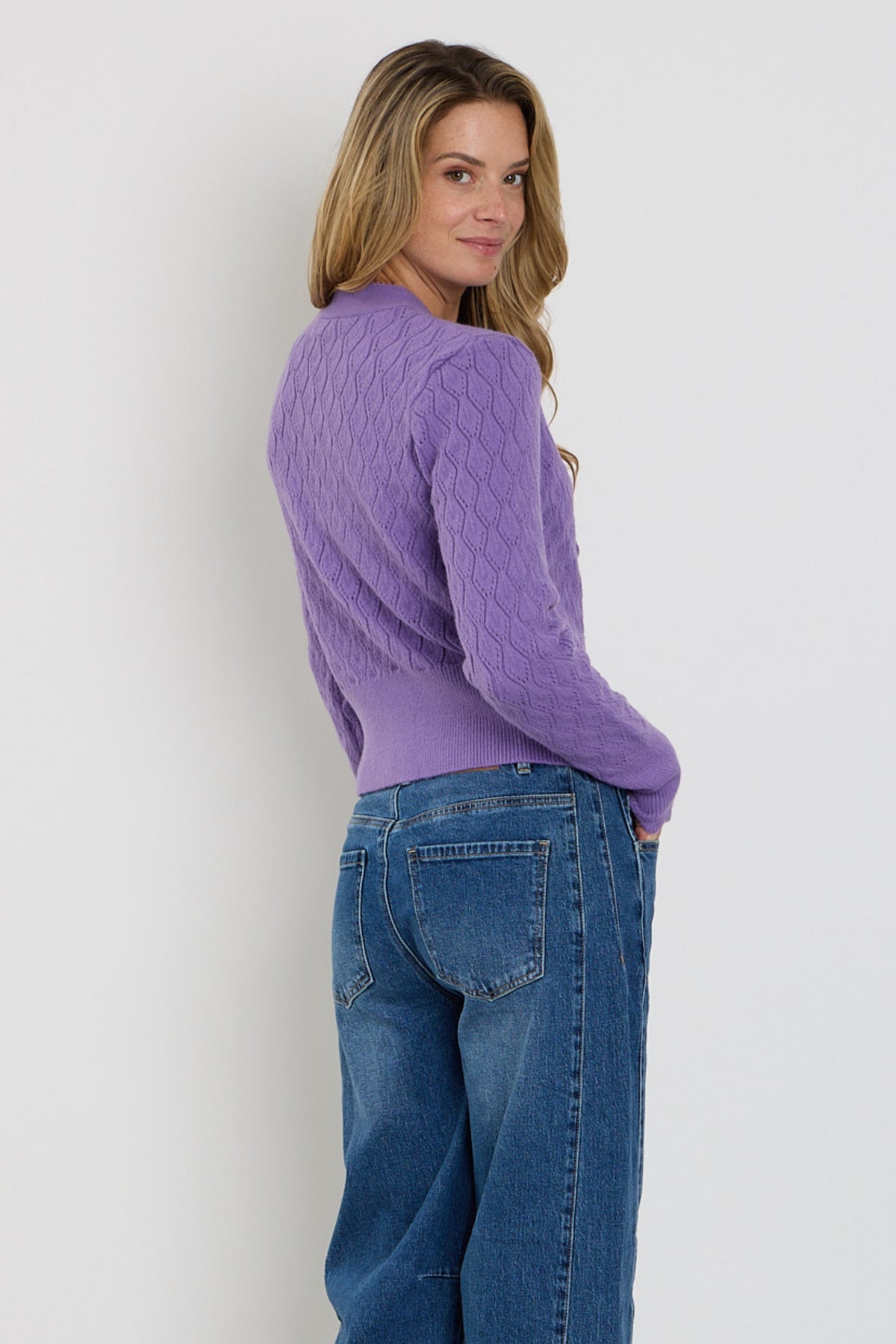 Lichtblauwe vest met ajourpatroon en strikdetail van Mi Piace, geschikt voor dames, getoond in de afbeelding.