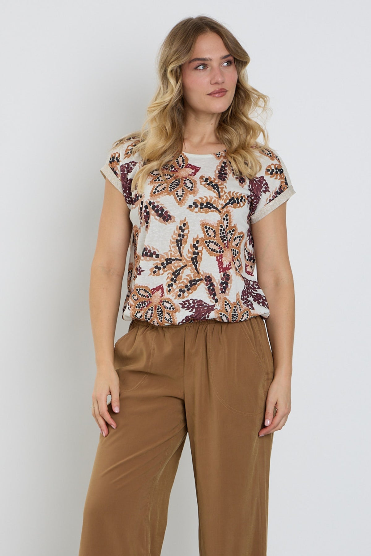 Enjoy blouse met bloemenprint en lurex tape, elegante damesblouse met kleurrijk bloemenmotief en glanzende details.