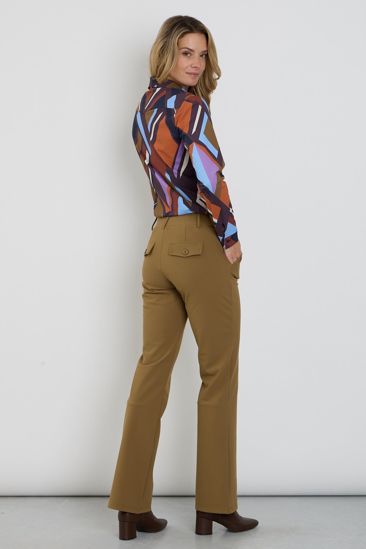 Mi Piace bonded reisbroek met uitlopende pijpen en kangaroo zakken, casual en comfortabel voor dagelijks gebruik.