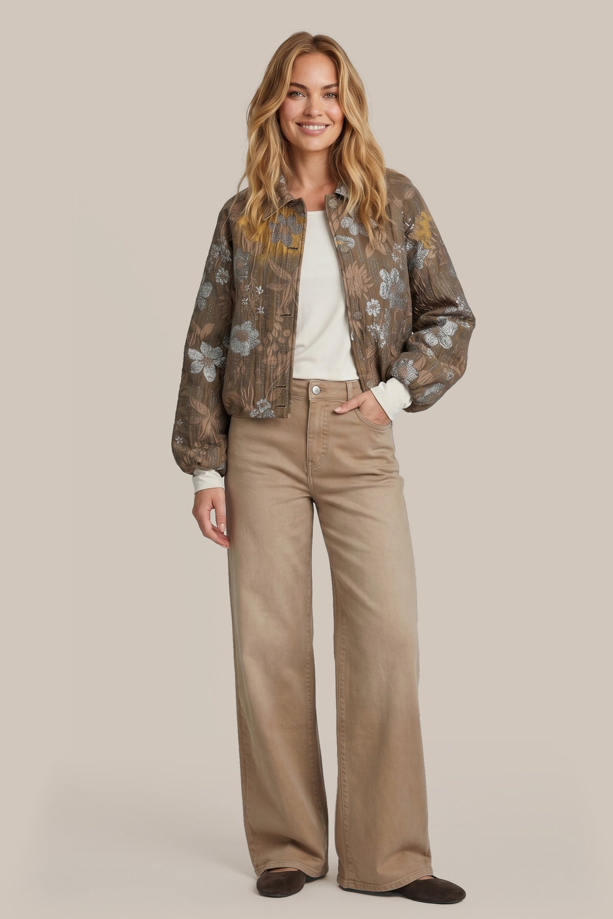 G-maxx Neona lichtcamel jeans, casual damesbroek met rechte snit en denim stof, gelegen op een witte achtergrond.