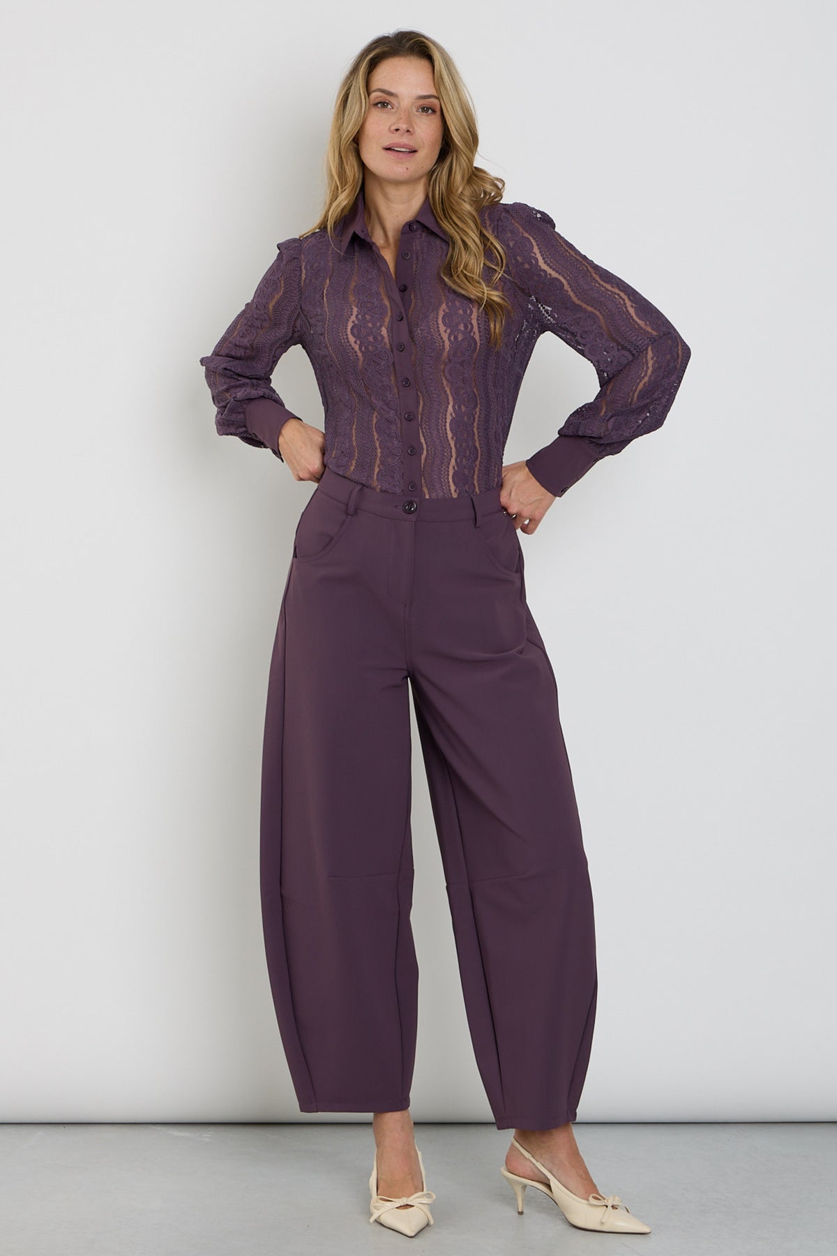 Bonded Travel Balloon Broek van Mi Piace in dieppaars, comfortabele pasvorm, geschikt voor reizen en dagelijks gebruik.
