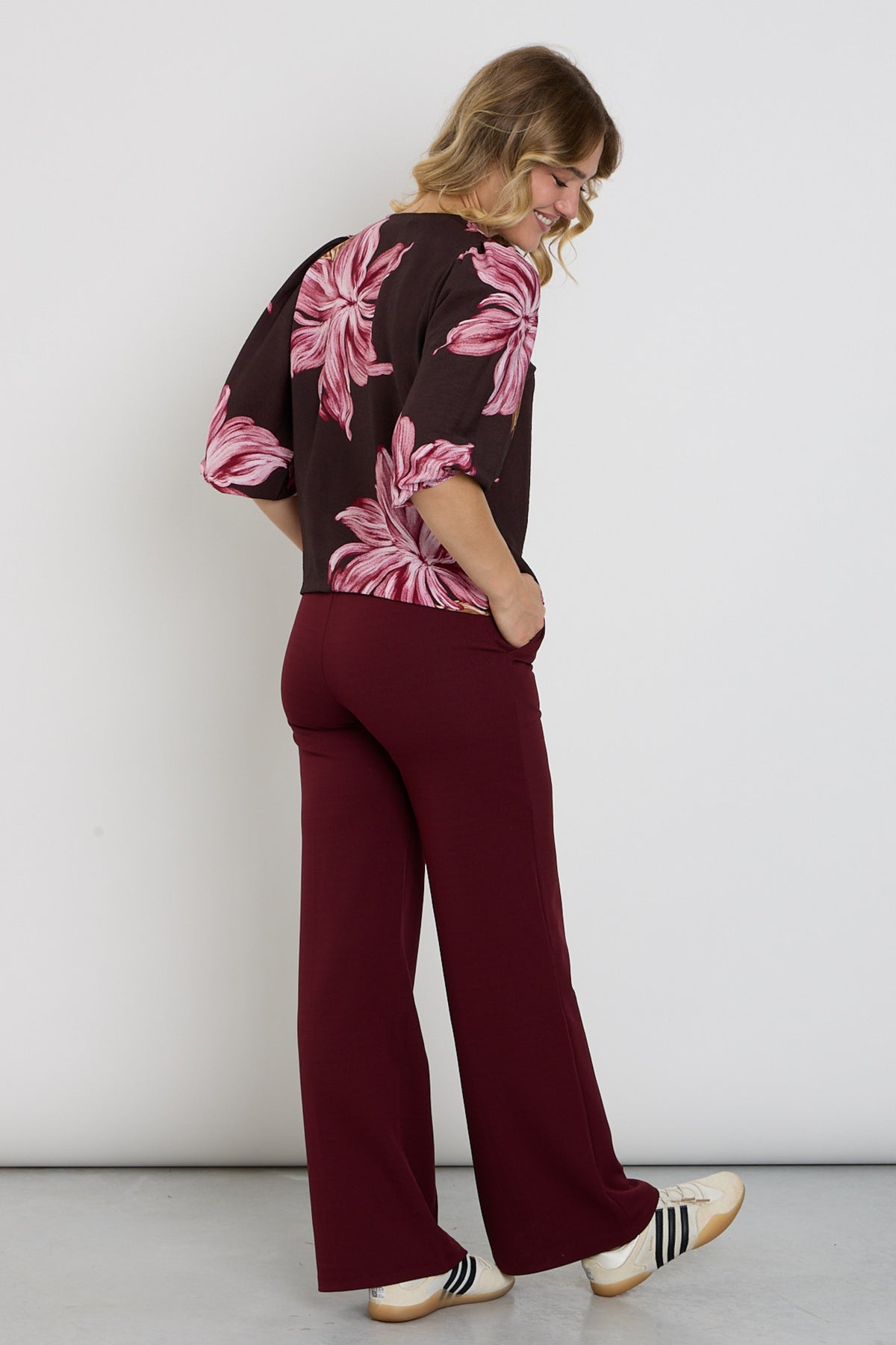 Wijdere broek van Enjoy Port, stijlvolle wide-leg pasvorm met comfortabele pasvorm en modieus design, in afbeelding 27.