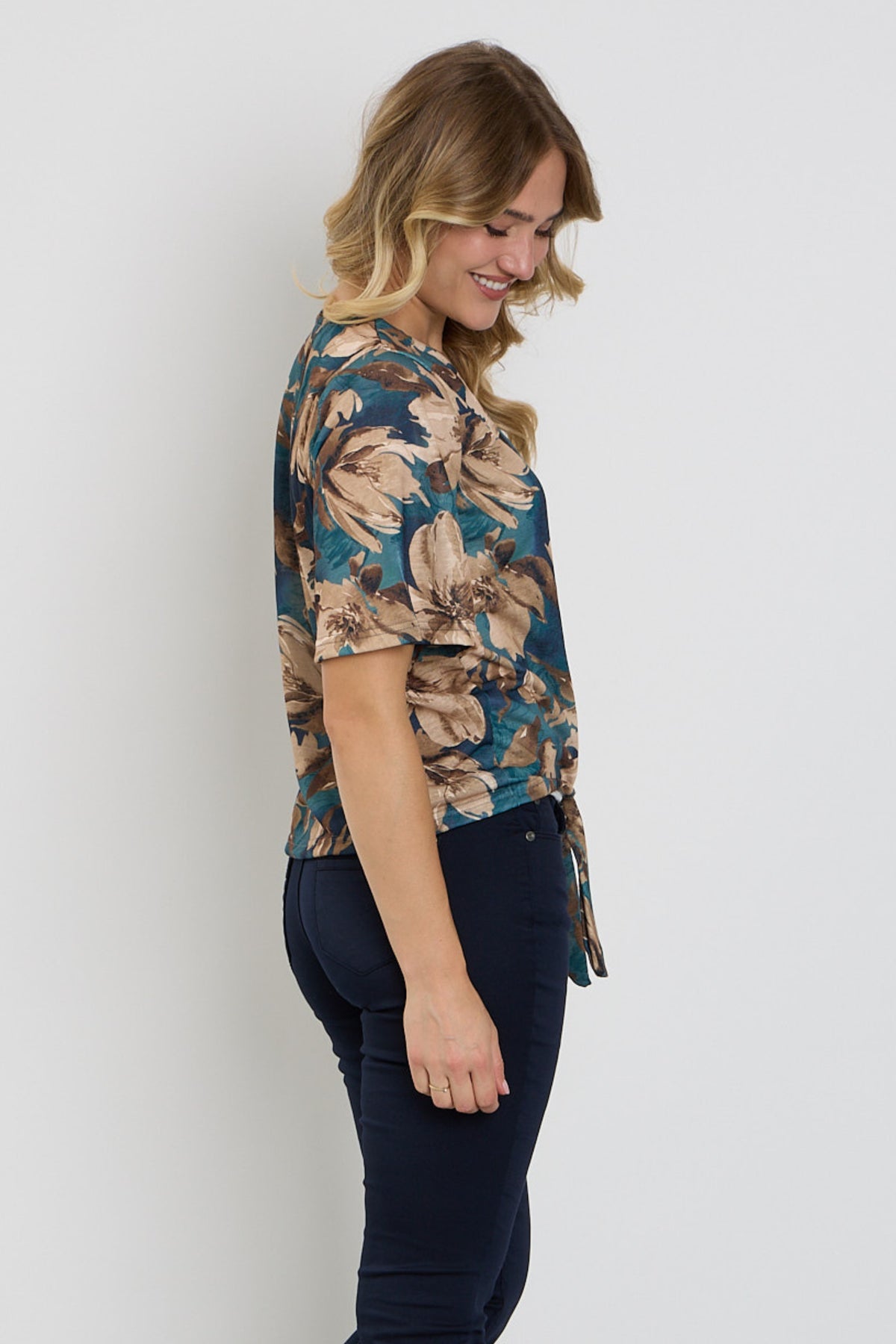 Taupe blouse met bloemenprint en strikdetails van Enjoy, elegante damesblouse met kleurrijk bloemenmotief.