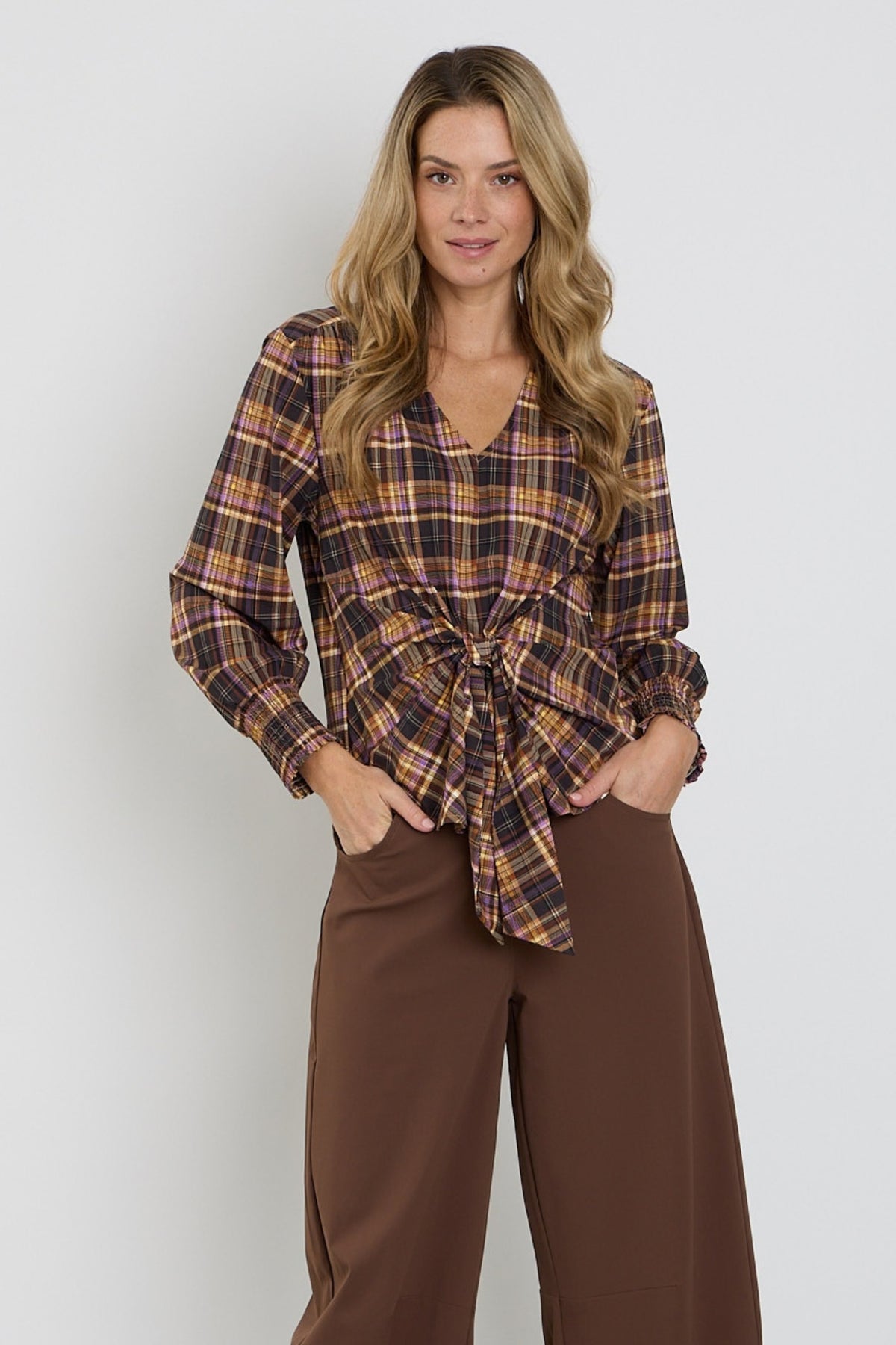 Mi Piace travel top met knoopsluiting en ruitprint in paars, geschikt voor winter, zichtbaar op de afbeelding.
