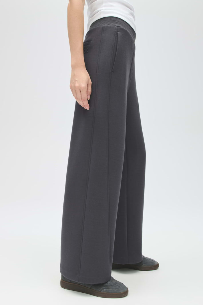 Opus Maikito Club Curve broek in anthracietkleur met comfortabele pasvorm en moderne stijl, zichtbaar in de afbeelding.