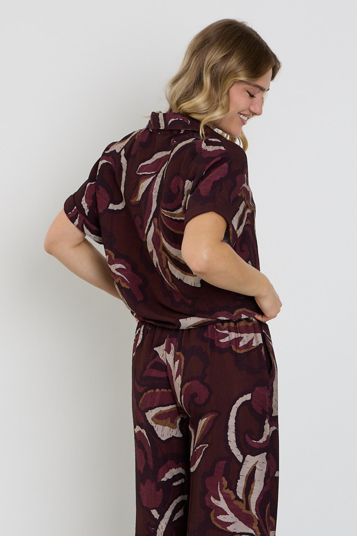 Enjoy blouse met bladprint en strikdetail, portemonnee-stijl met knoopsluiting en lange mouwen, elegant en modieus.