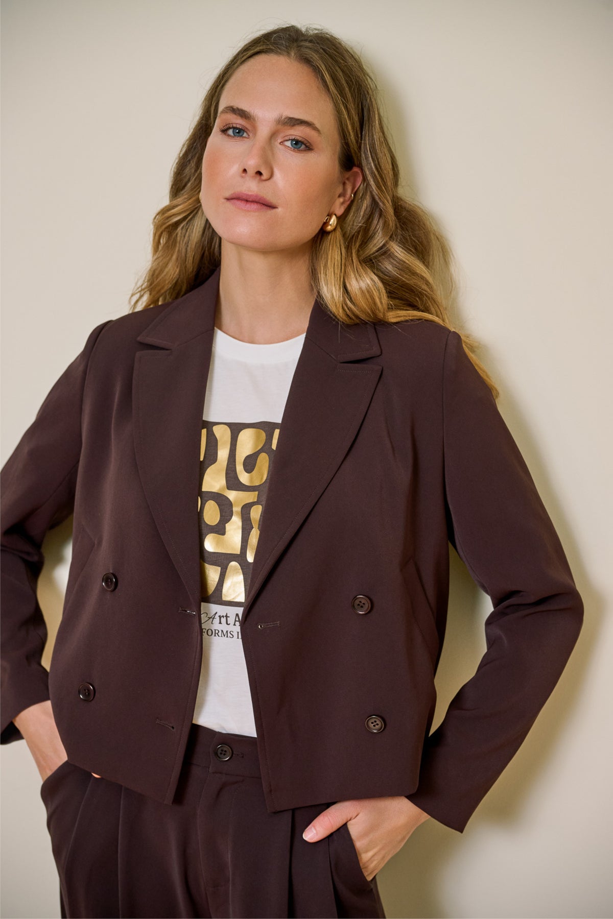 Cacao gekleurde cropped blazer van EsQualo met knoopsluiting en reverskraag, passend bij modieuze zakelijke outfits.