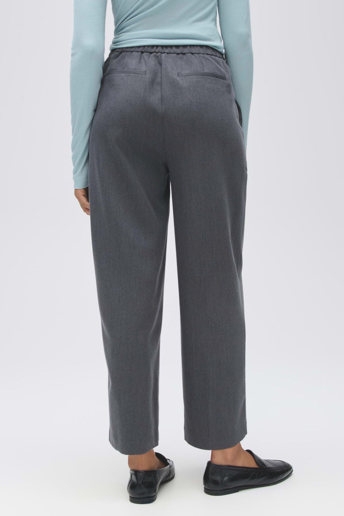Opus Mozy Mod broek in anthracietkleur, casual stijl met comfortabele pasvorm en moderne uitstraling.