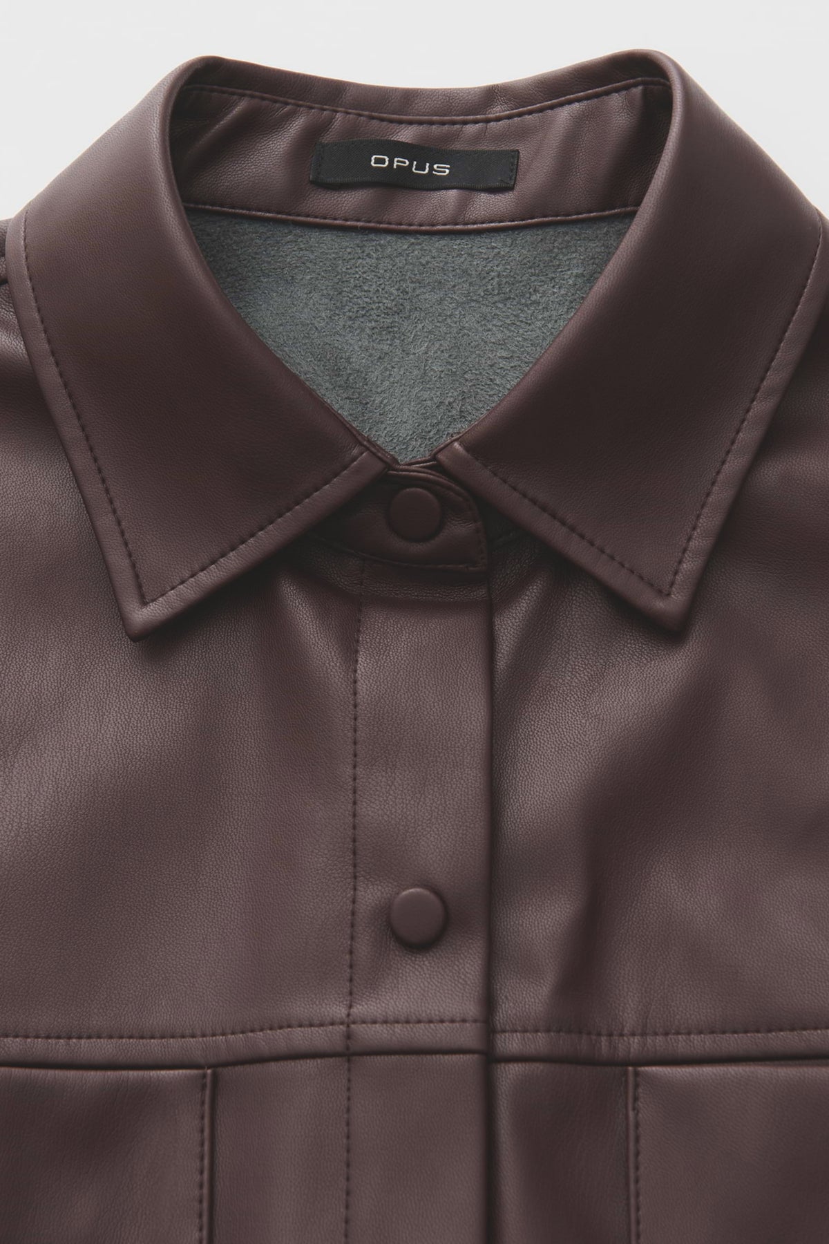 Blouse Feleda Cherry Jam van Opus, met een kleurrijk bloemenpatroon en ronde hals, gedragen door een model.
