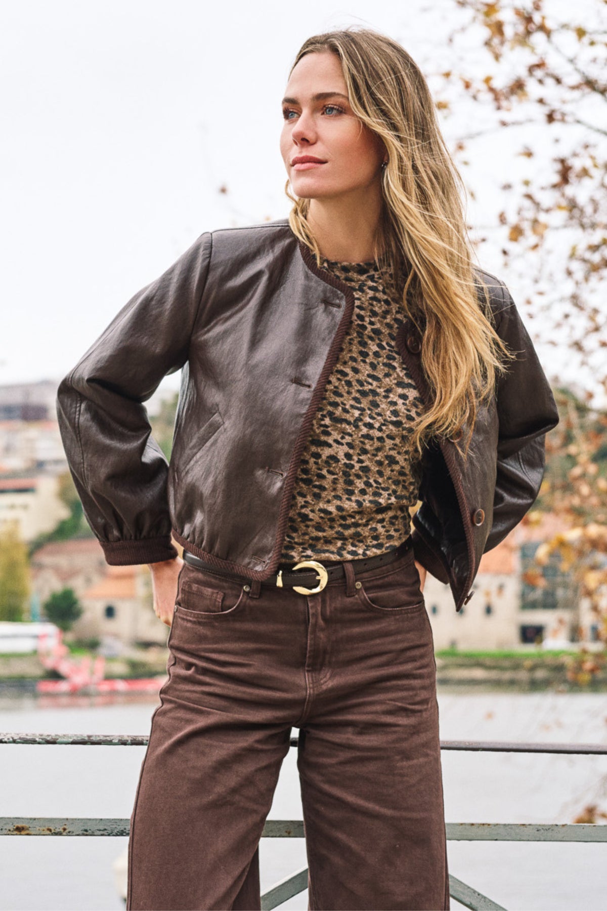 Lichtbruine korte PU-jacke met crinkle-structuur van EsQualo, modieus en geschikt voor herfst- en winterkleding.