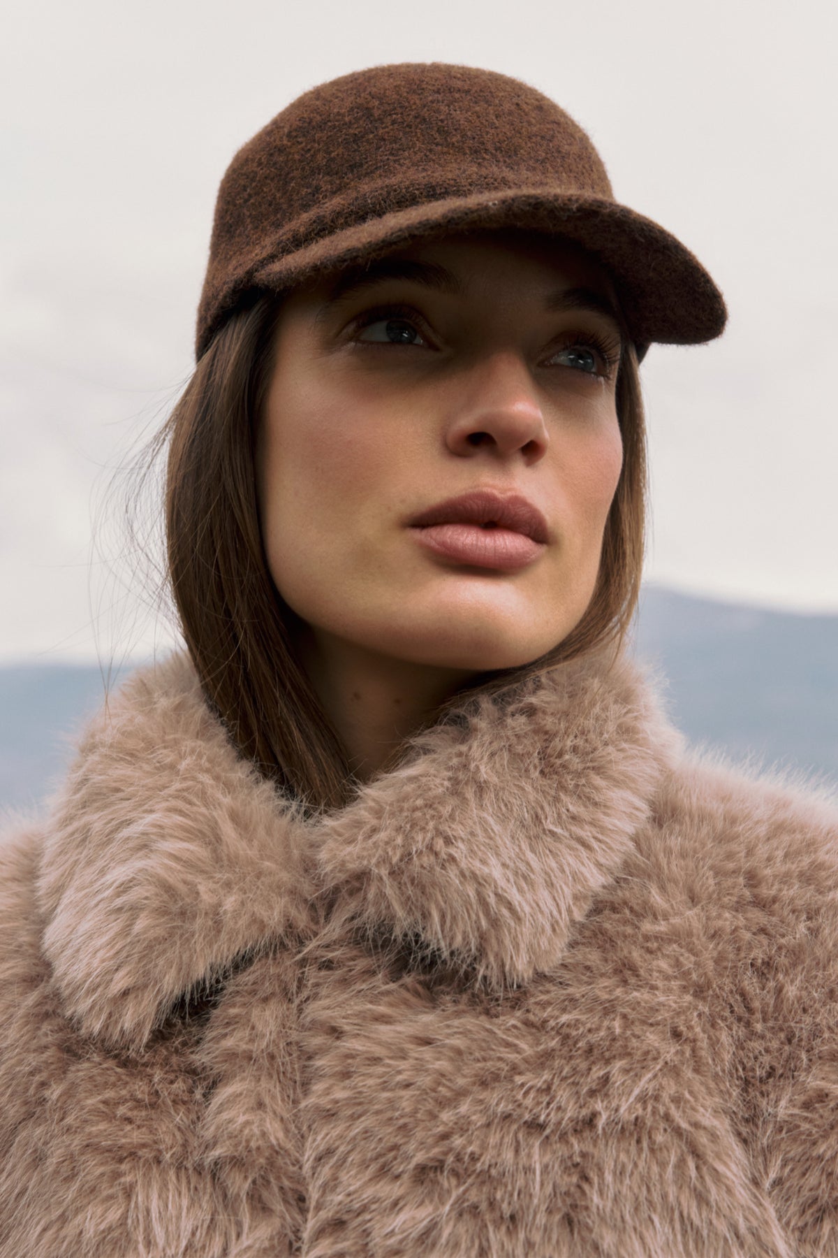 Lady Day Jenna jas in walnootkleur met capuchon en knopen, stijlvolle damesjacket voor frisse dagen.