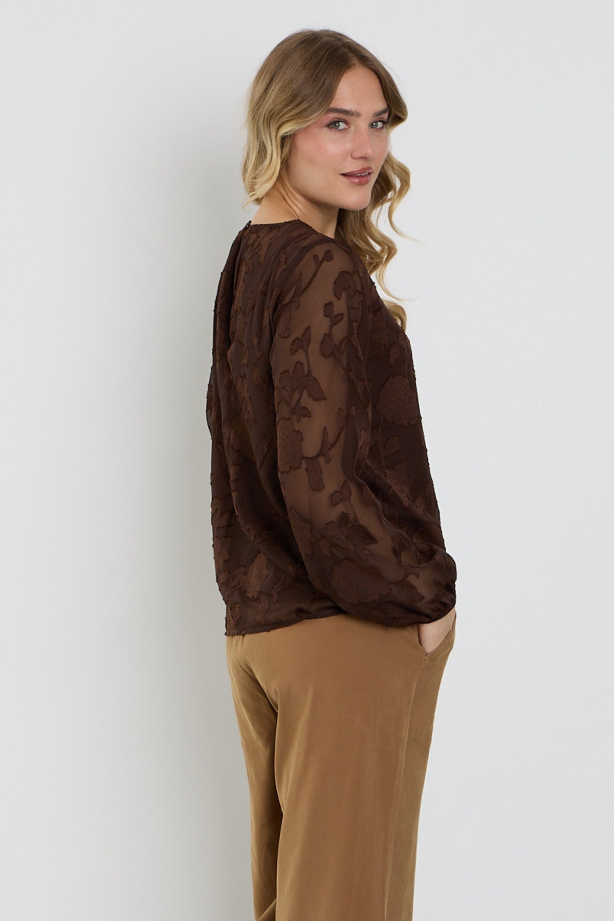 Bruine Enjoy Top met dubbele ballonmouwen, modieus en casual, zichtbaar op de afbeelding.