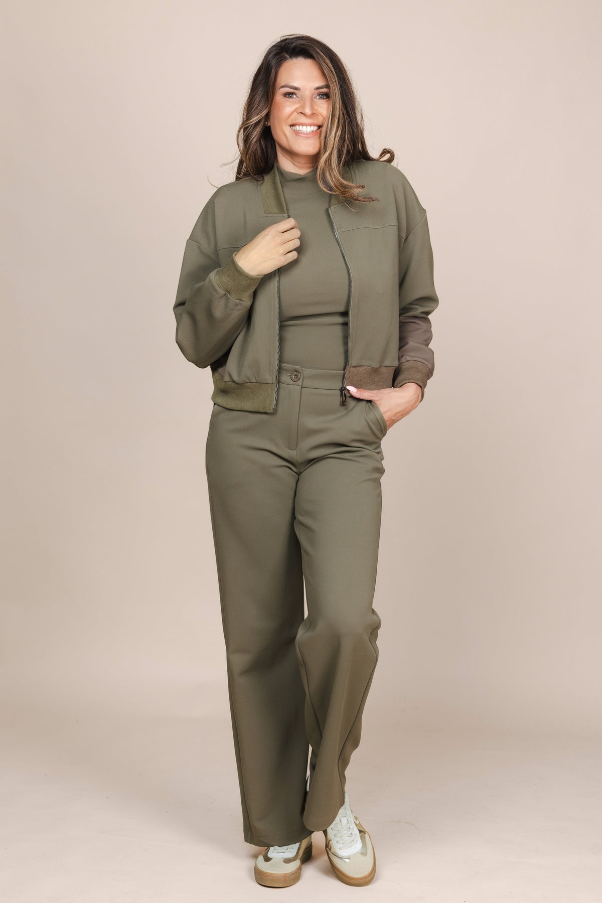 Groene reisbroek Xandra van Zoso, casual en comfortabel, met praktische zakken en een losse pasvorm.
