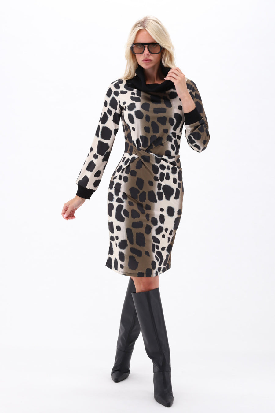 K-design rok met print en rolkraag, gedetailleerde afbeelding van de jurk met kleurrijke patronen en elegante snit.