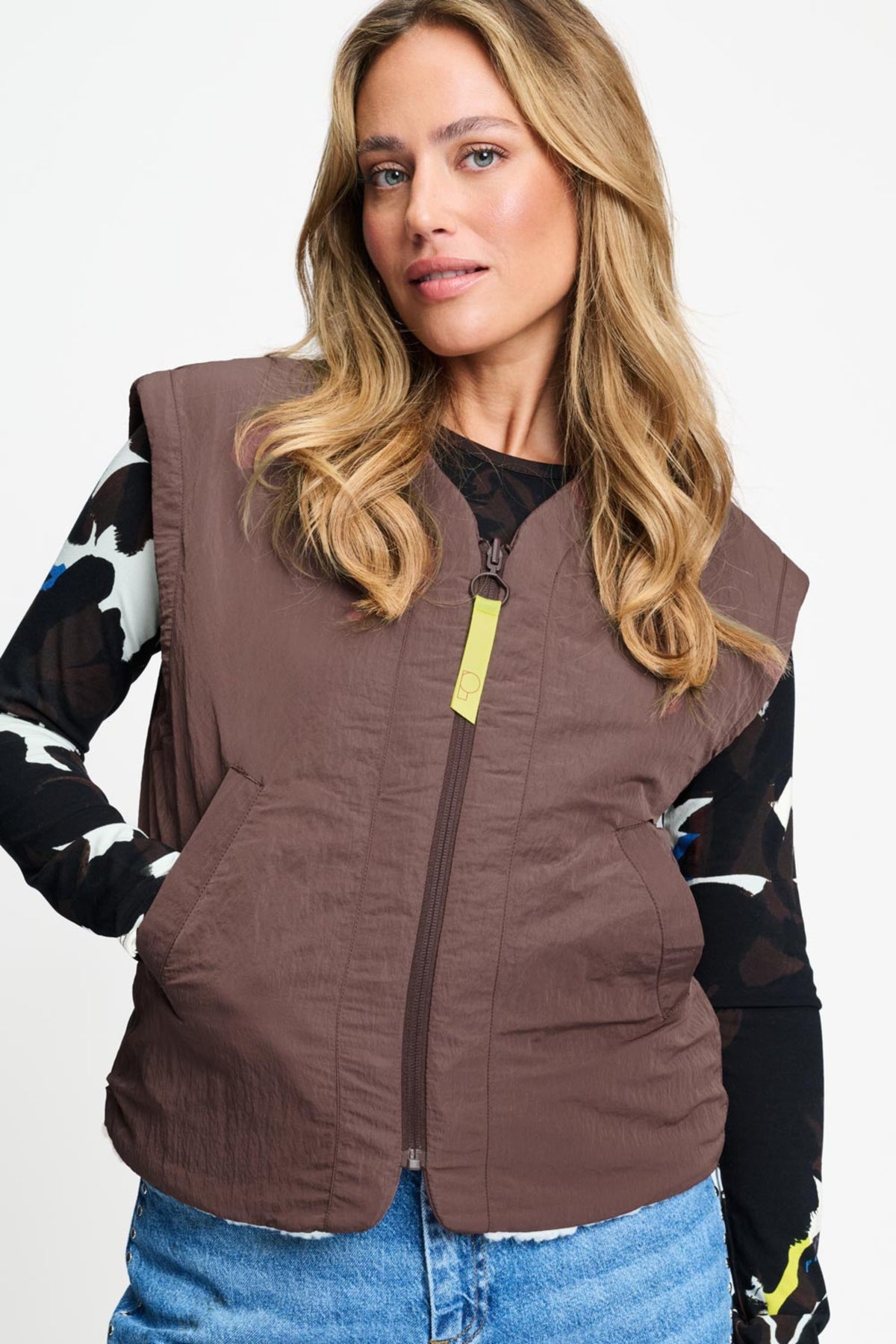 Ecru POM Amsterdam Gilet Gigi SP9665 met gedetailleerde textuur en knoopsluiting, gedragen door een model op een neutrale achtergrond