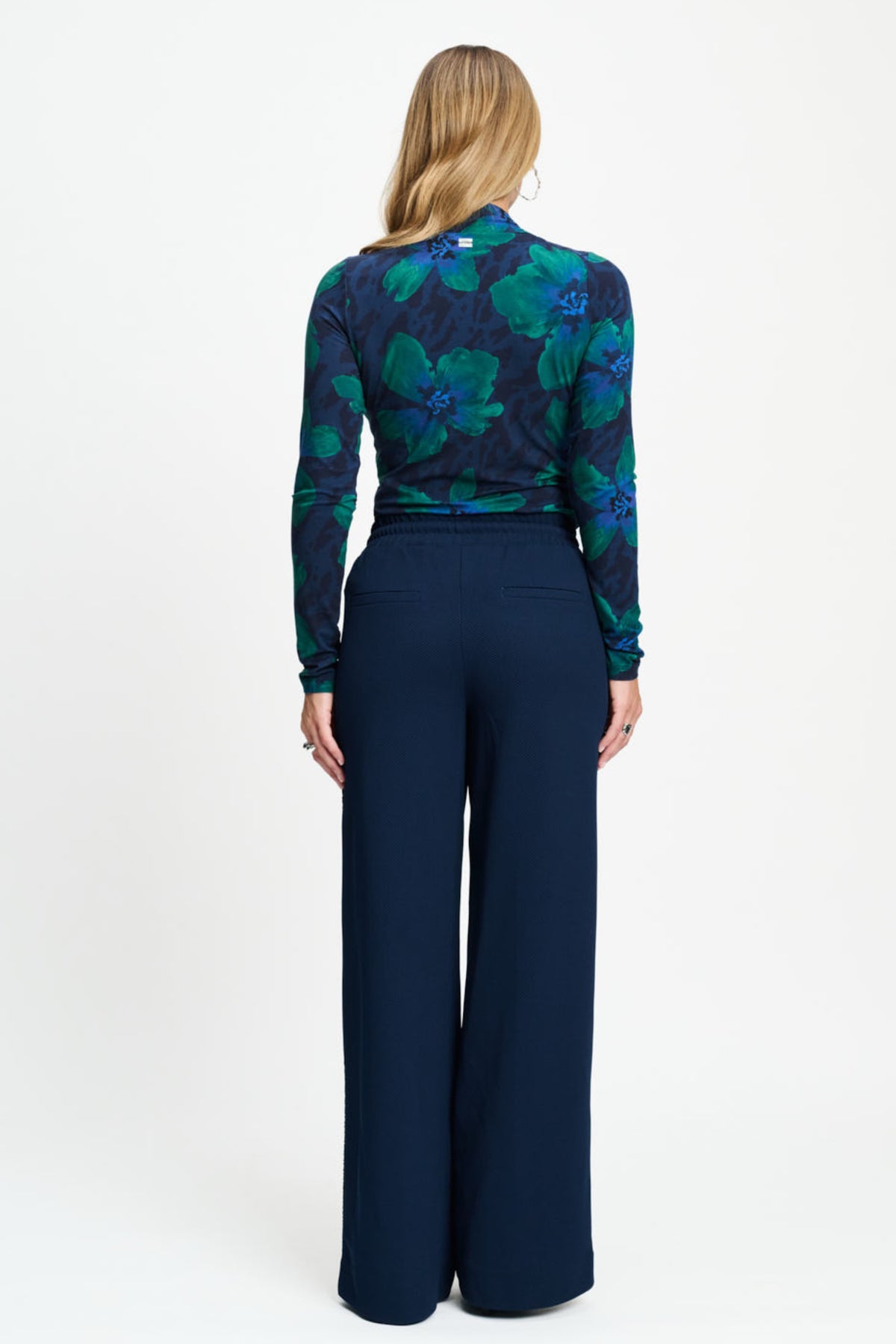 Leah Eternal Blue broek van POM Amsterdam, zijaanzicht met elastische taille en rechte pasvorm, katoenen stof.