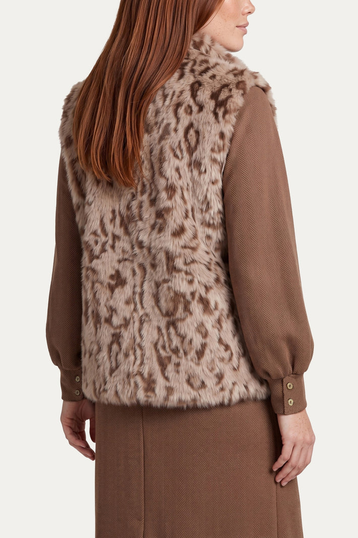 Gilet Clarimond Sand Cappuccino van G-maxx, katoenen gilet in zandkleur met capuchon en ritssluiting, op een witte achtergrond