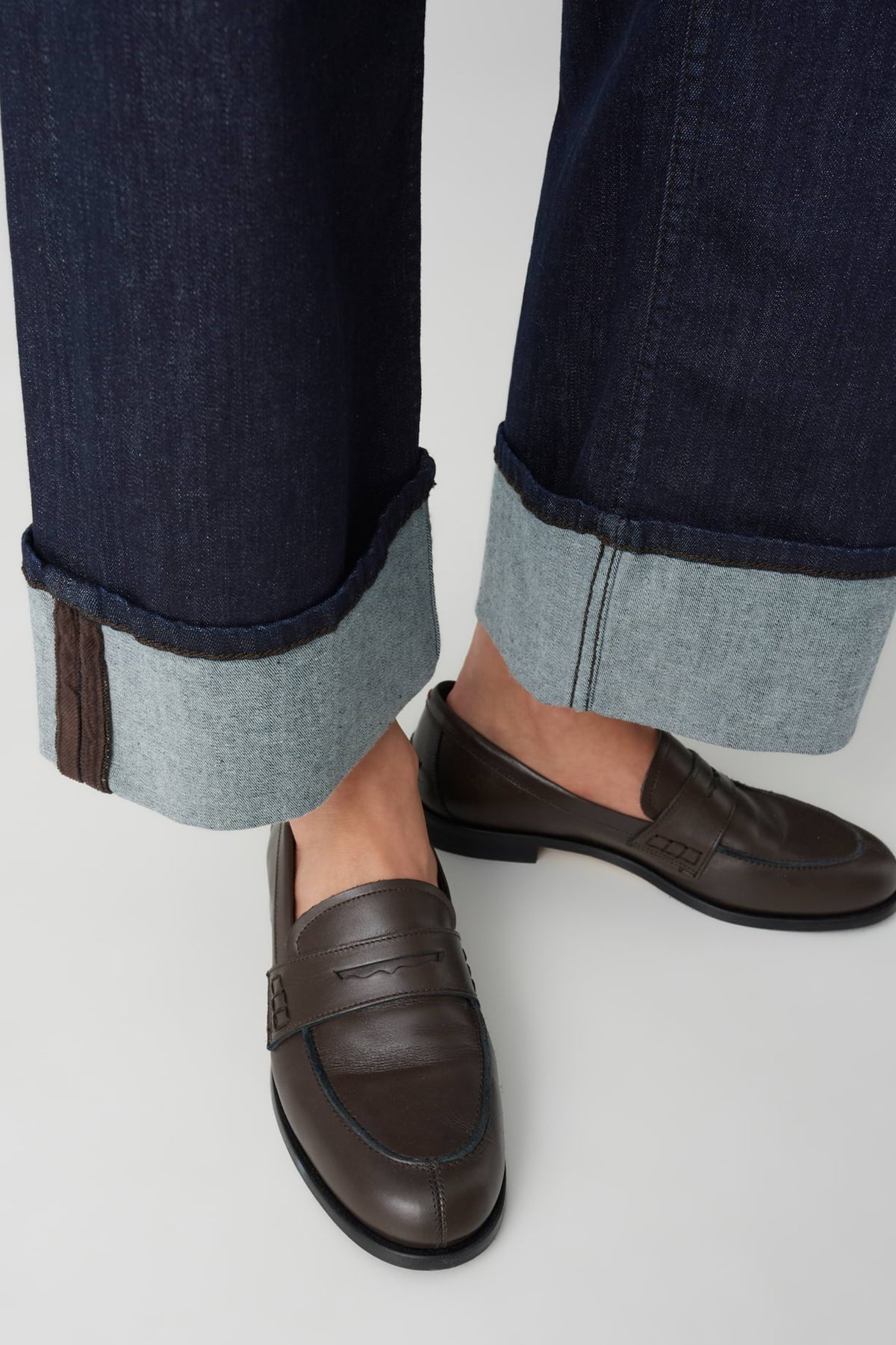 Opus Miva City Rinsed Blue jeans met rechte snit en lichte wassing, maat L28, zichtbaar op de afbeelding.