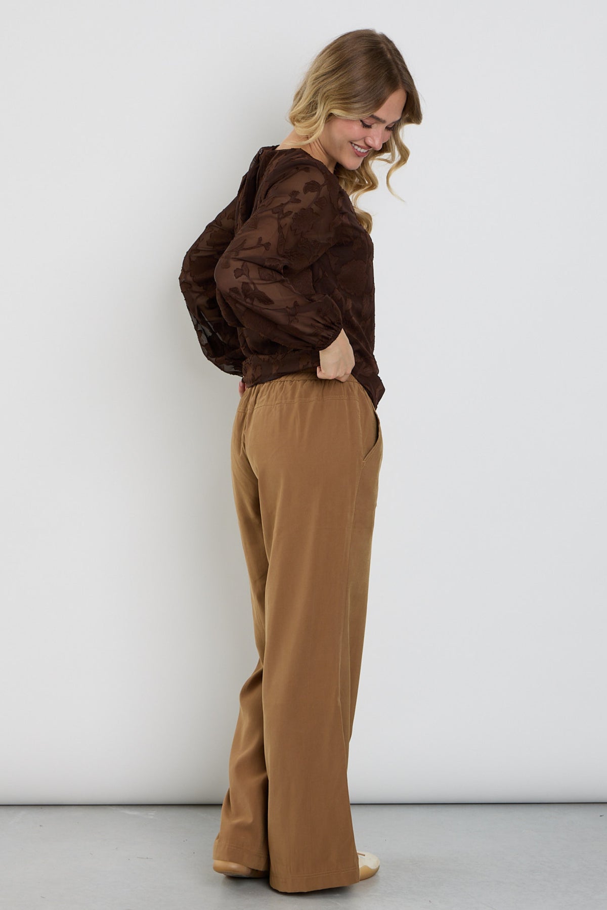 Lichte camelkleurige wide leg broek van Enjoy, los vallend model met comfortabele pasvorm en stijlvolle uitstraling.