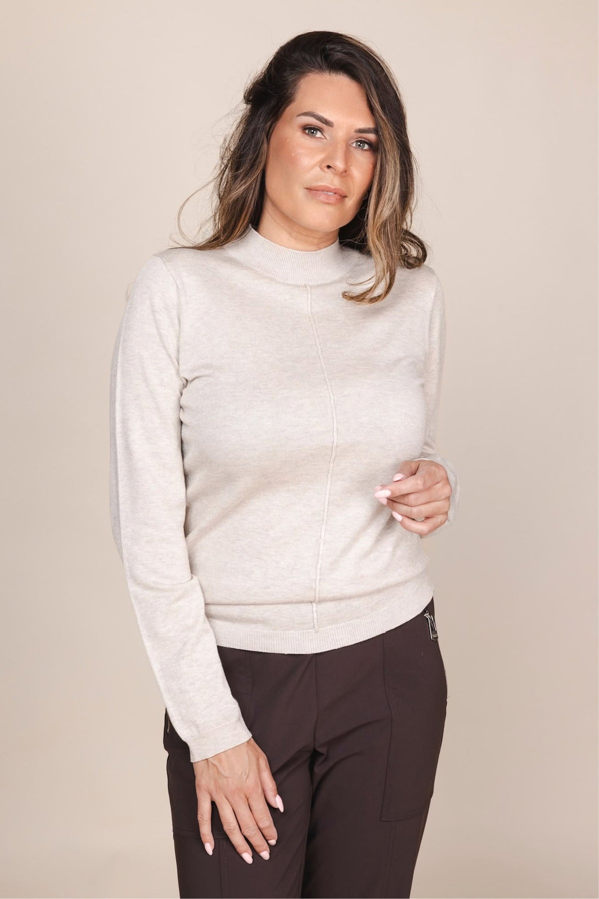 Zoso Kim beige sweater met lange mouwen en ronde hals, comfortabel en stijlvol voor dagelijks gebruik.