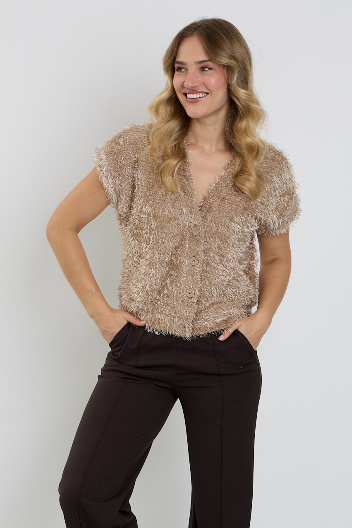 Taupe fluffy gilet van Enjoy, zachte en warme damesjas met gewatteerde textuur en knoopsluiting, close-up van het product.