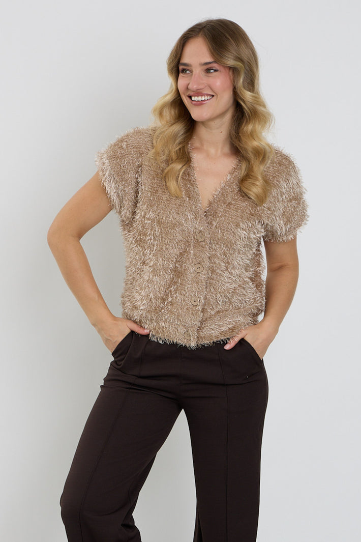 Taupe fluffy gilet van Enjoy, zachte en warme damesjas met gewatteerde textuur en knoopsluiting, close-up van het product.