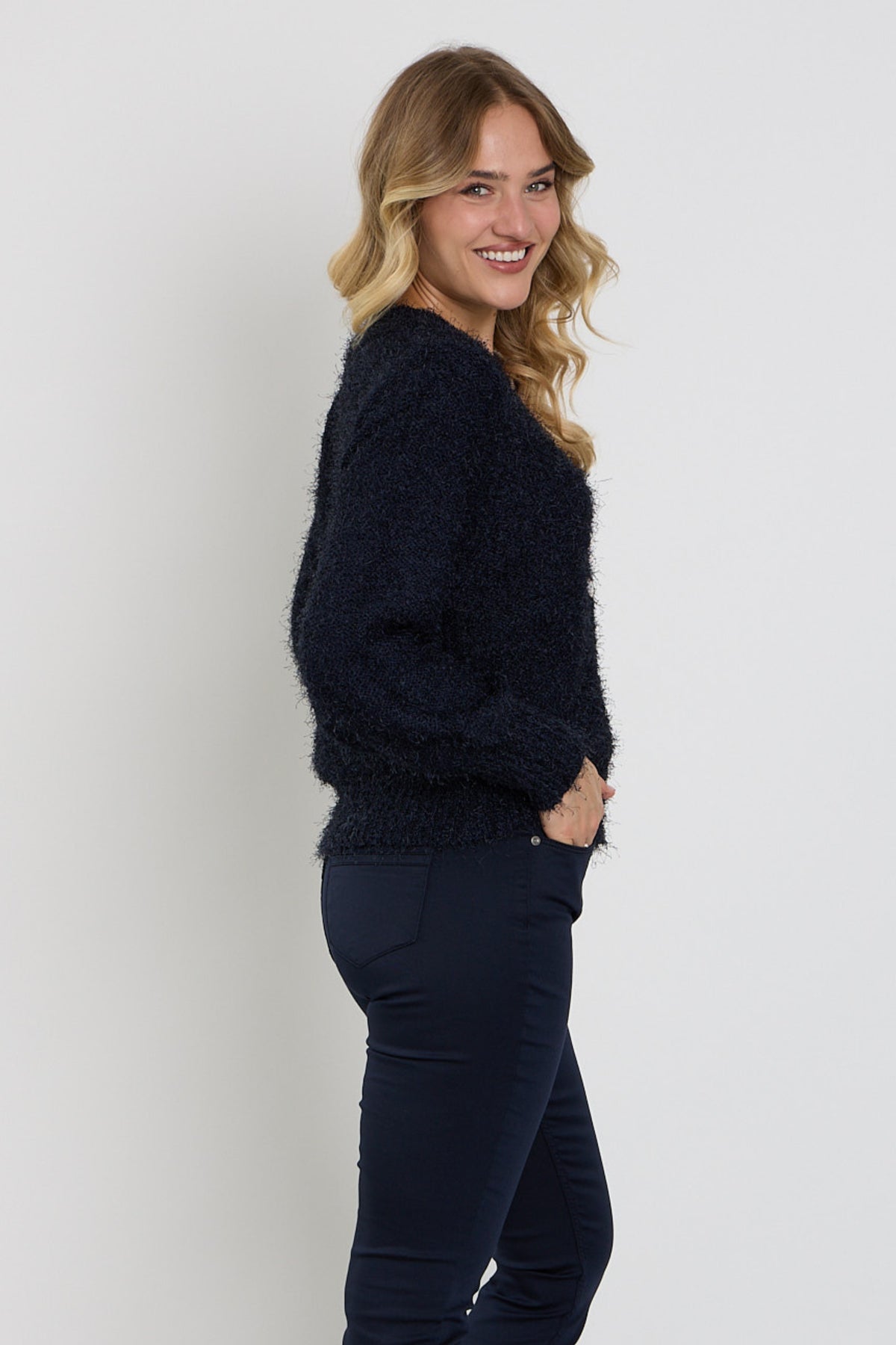 Donkerblauwe fluffy V-hals vest van Enjoy, zachte textuur en comfortabele pasvorm, geschikt voor casual draagstijl